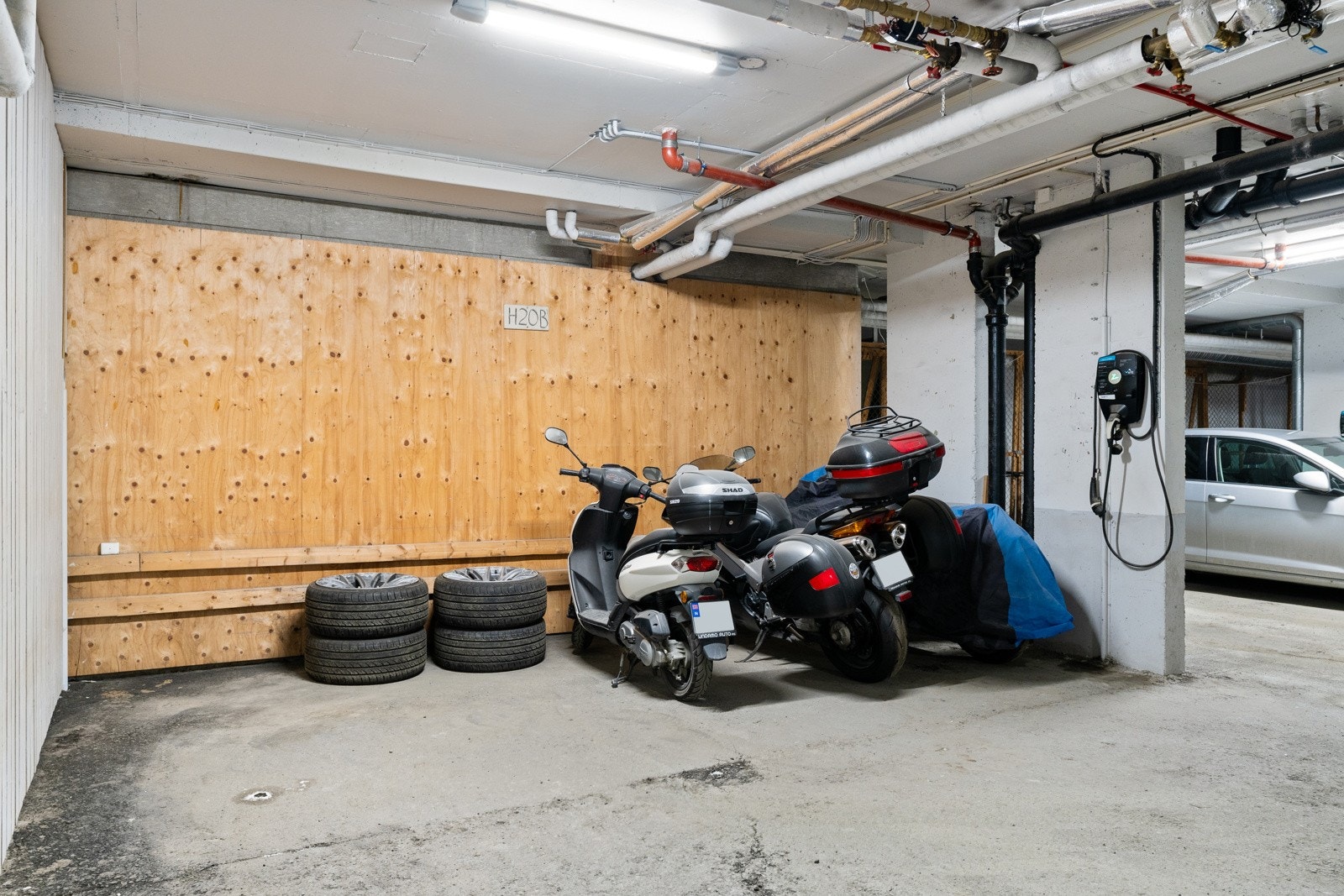 Egen garasjeplass i oppvarmet garasjekjeller medfølger. Ladeboks for elbil medfølger salget. Galleribilde