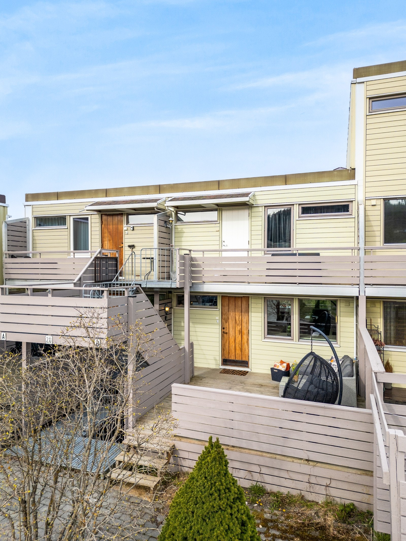 Ved inngangspartiet disponerer man et uteområde på 20 kvm med god plass til utemøblement og grill. Her kan solen nytes fra den titter frem om morgenen og utover formiddagen. Galleribilde