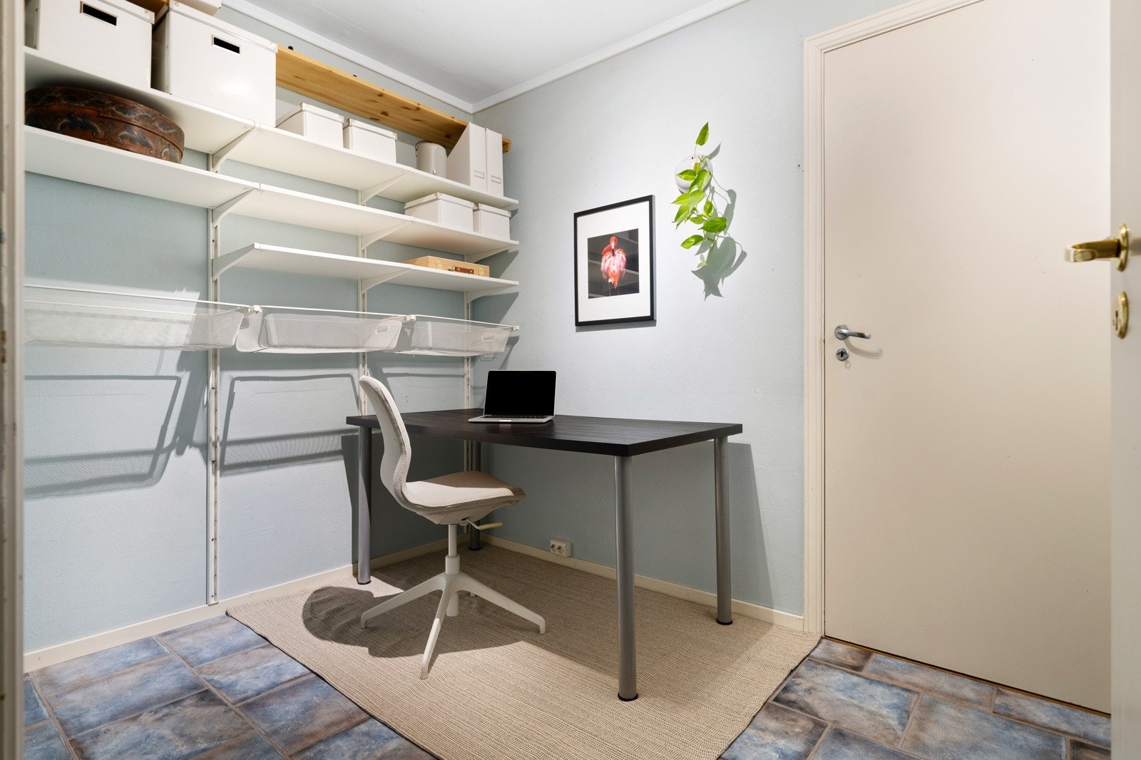 Etasjen rommer 11,5 kvm med bodareal fordelt på 3 boder. Denne boden er innredet og tatt i bruk som kontor. Galleribilde