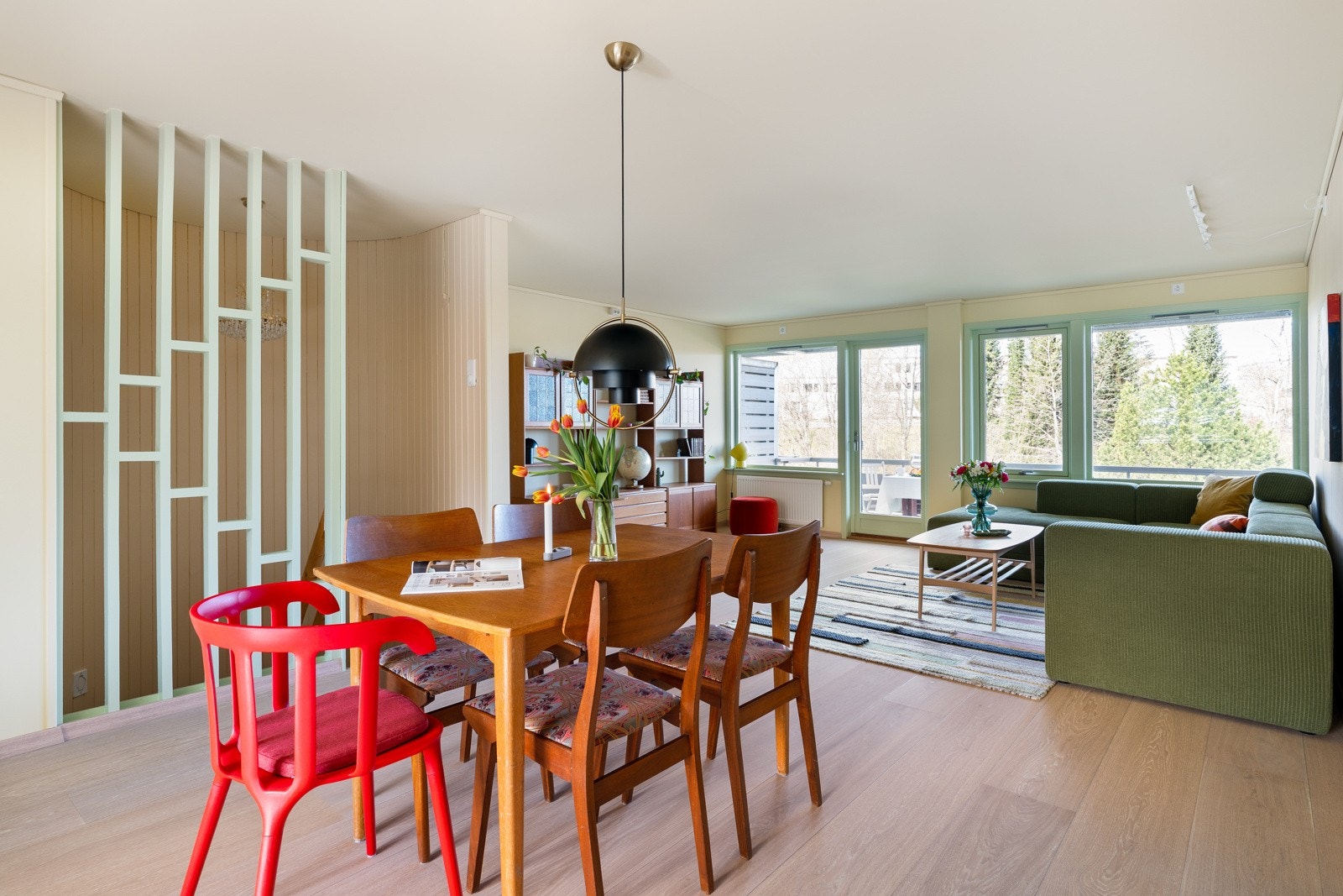 Rommet oppleves lyst og luftig med vindusflater ved begge endevegger. Stuen har en fin utforming og størrelse som gir plass til både spisebord, sofagruppe og mediemøblement. Galleribilde