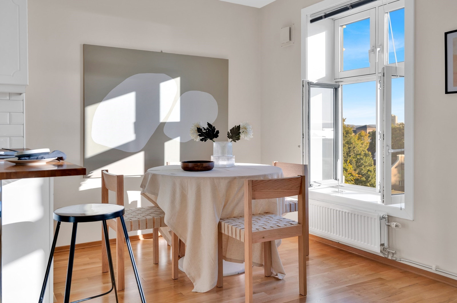I leiligheten er det plass til en stor spisesone hvor man kan nyte utsikten ved vinduene. Galleribilde
