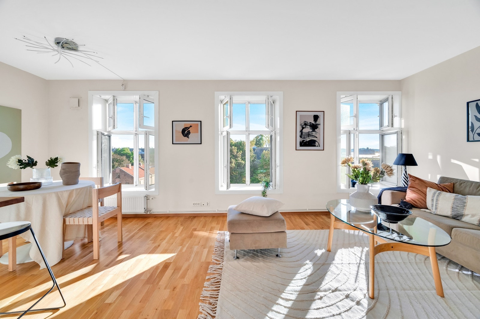 Velkommen til Rådhusgata 21! En unik 2-roms selveier med fantastisk fjordutsikt, heis og felles takterrasse. Galleribilde