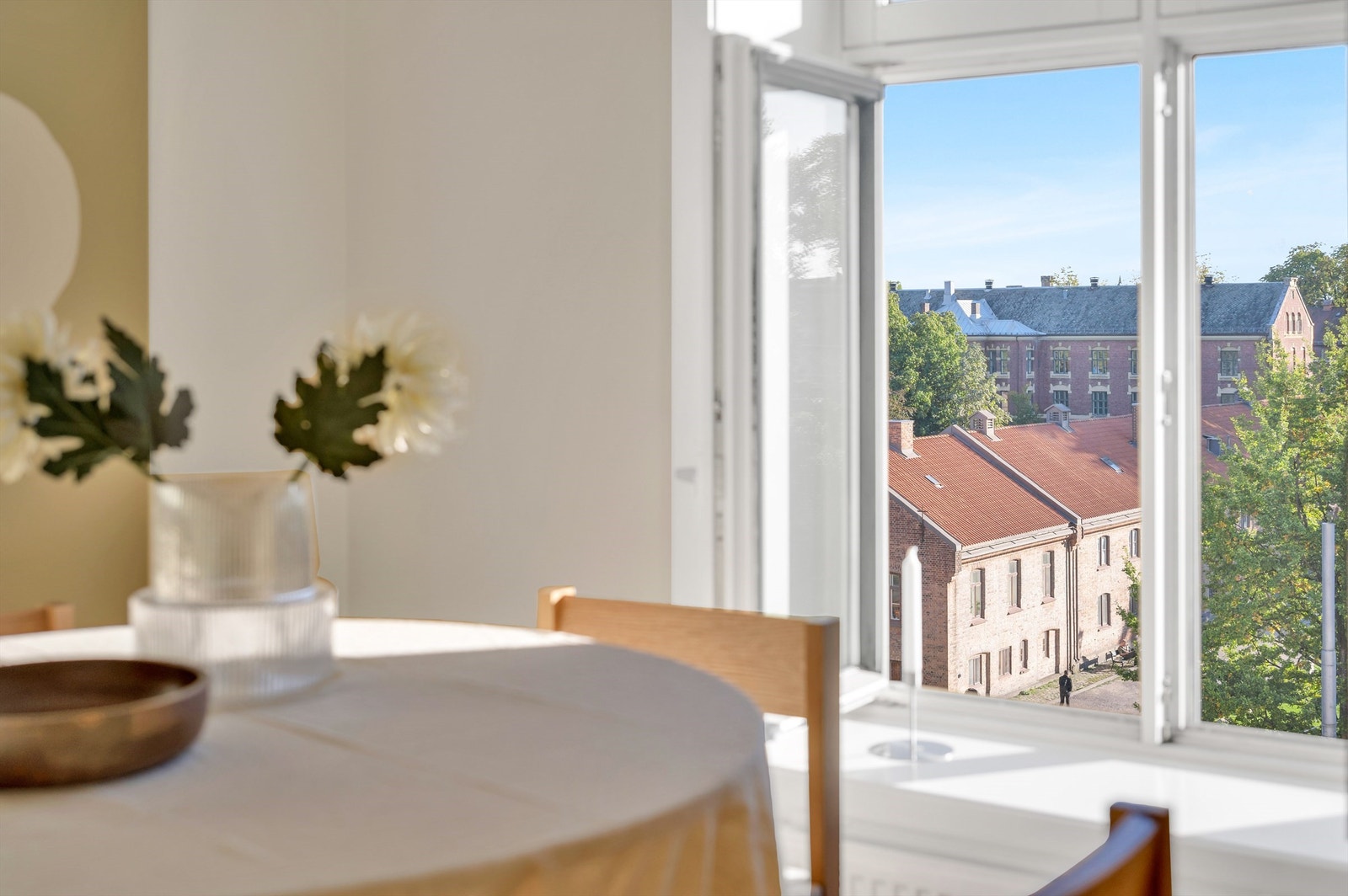 Alt av fasiliteter utenfor døren, samtidig som leiligheten oppleves som usjenert! Her er utsikt til festningen. Galleribilde