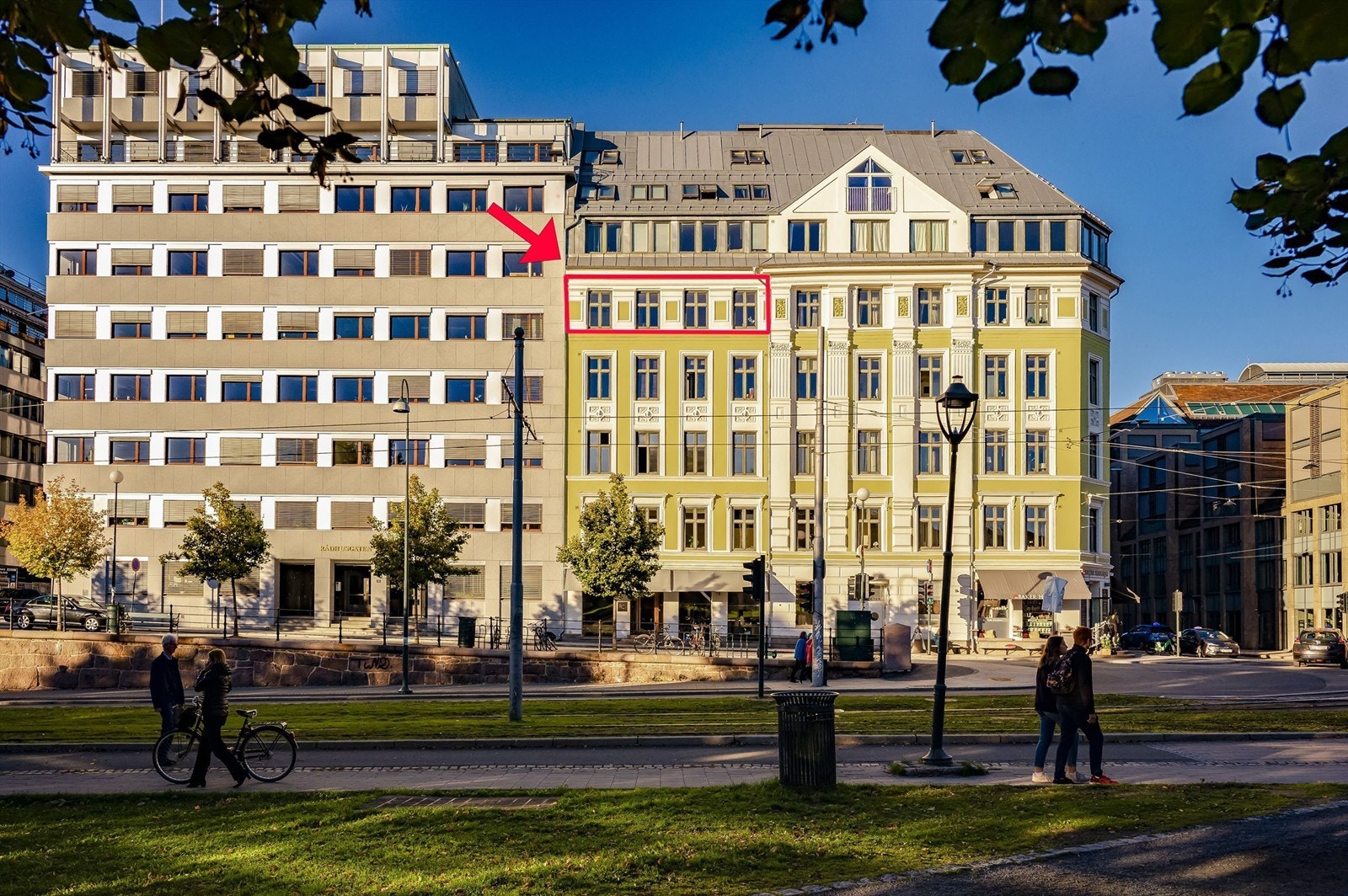 Velkommen til denne unike utsiktsleiligheten i femte etasje med flott utsikt og fantastiske solforhold. Galleribilde