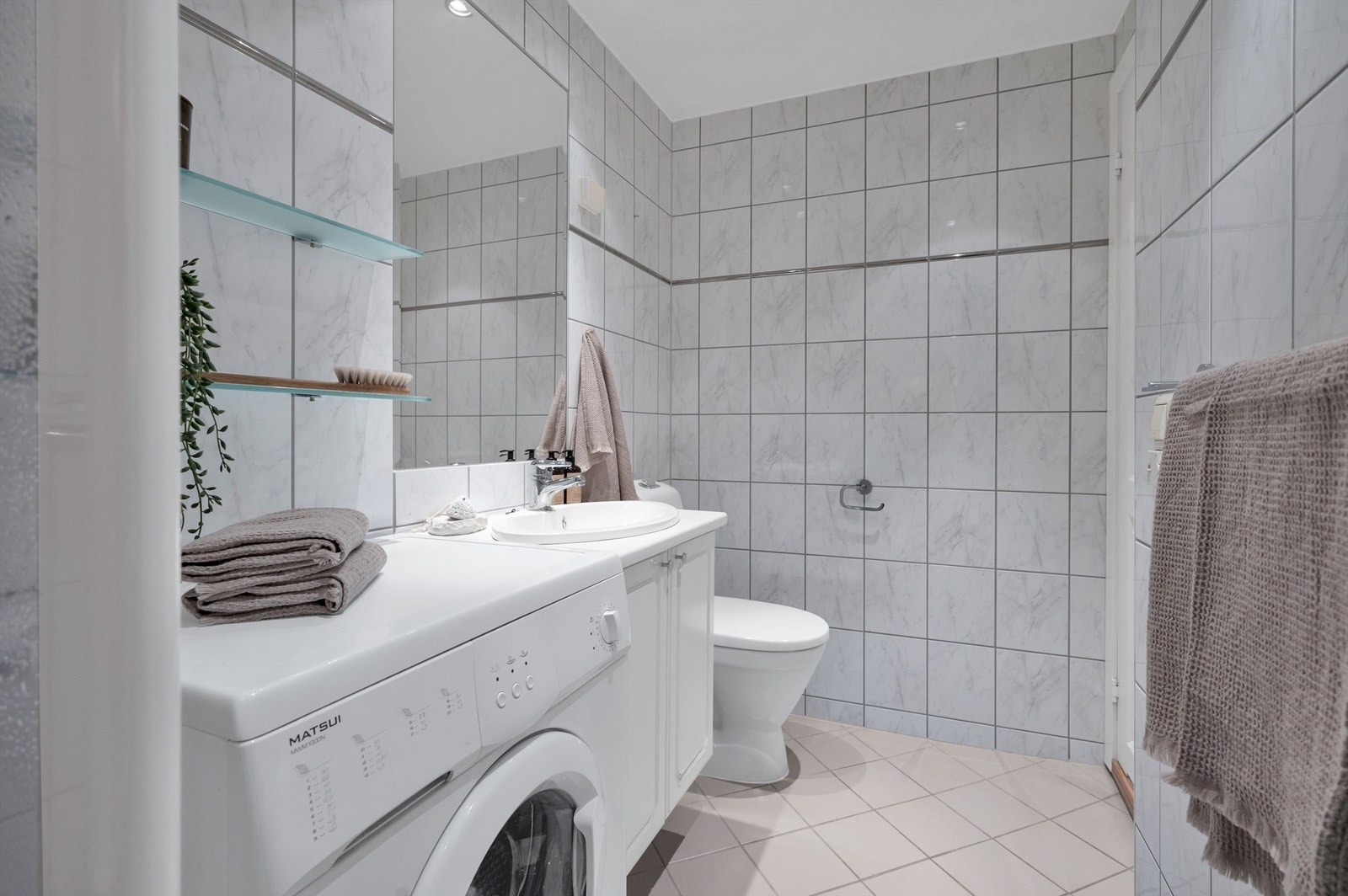 Romslig dusj i egen sone på badet, og opplegg for vaskemaskin. Galleribilde