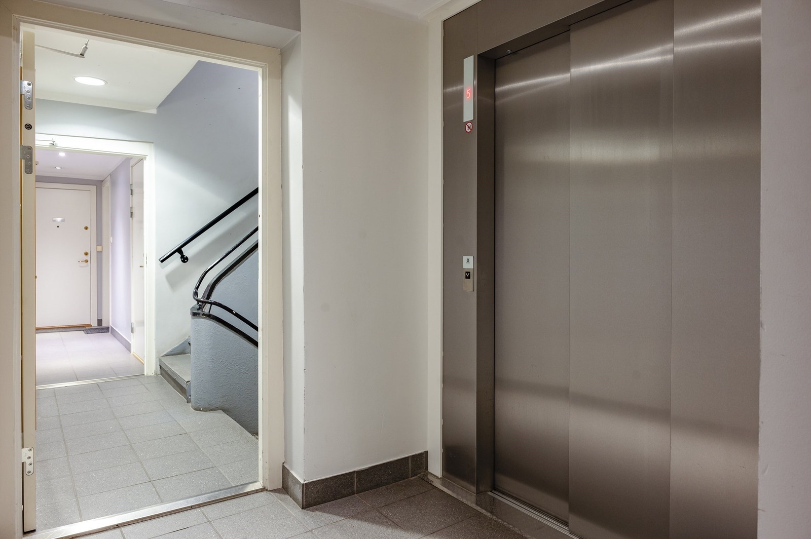 Heis i bygget. Kjellerbod på ca. 2,4 m2. Felles sykkel- og barnevognbod i oppgangen. Galleribilde