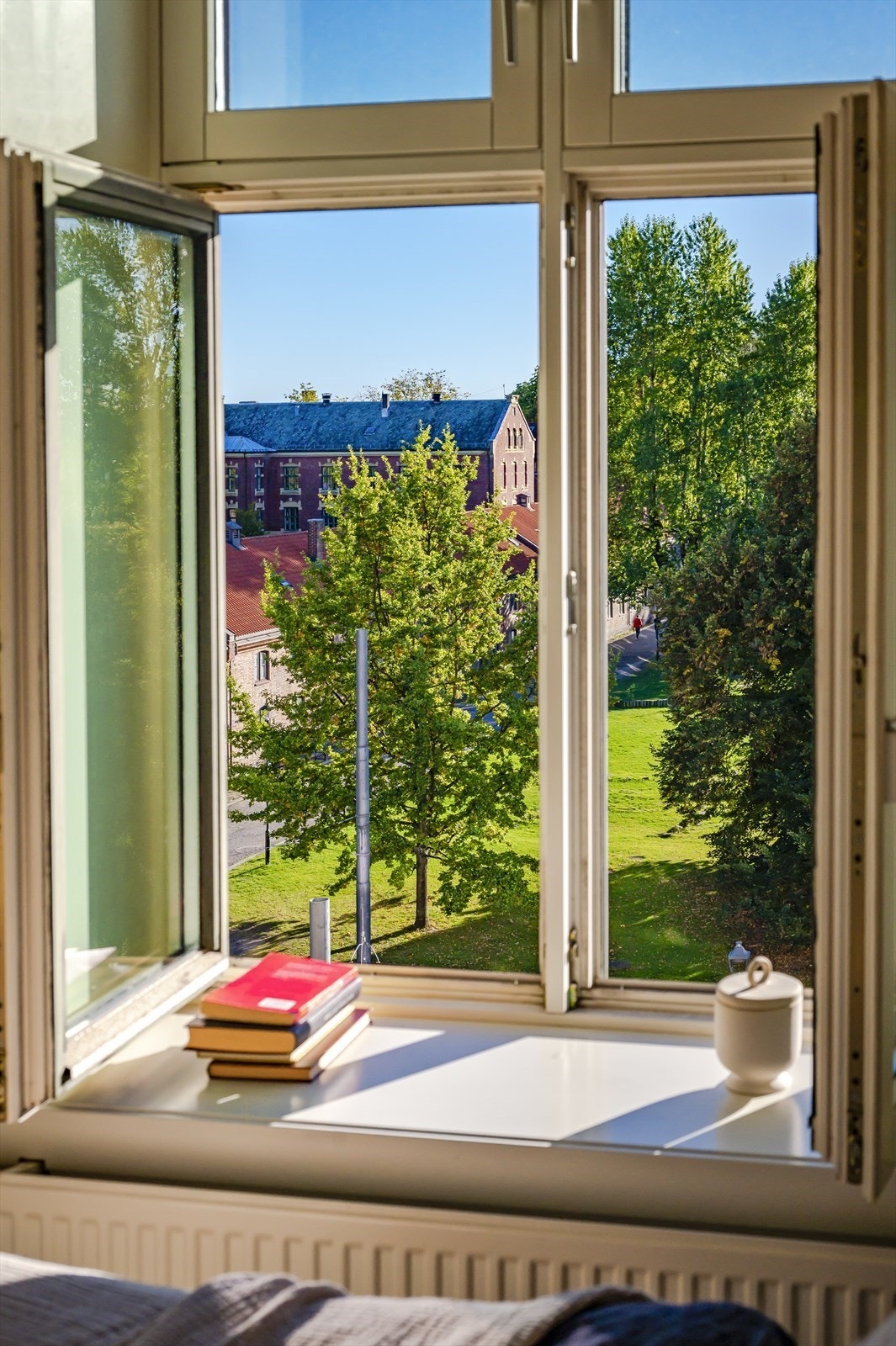 Historiske Akershus festning med idylliske og rolige grøntområder er det også utsikt til fra soverommet. Galleribilde