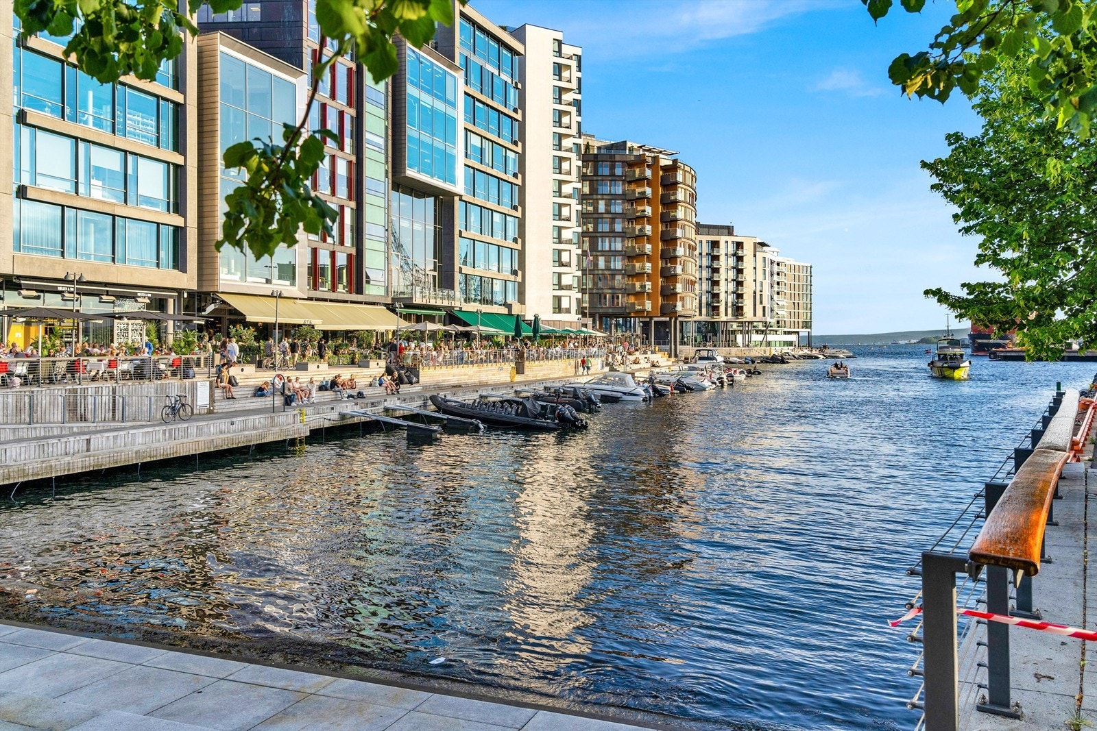 Veletablerte Aker Brygge og Tjuvholmen har et stort utvalg av restauranter og serveringssteder som kan nytes i vår- og sommersol ved bryggekanten. Galleribilde