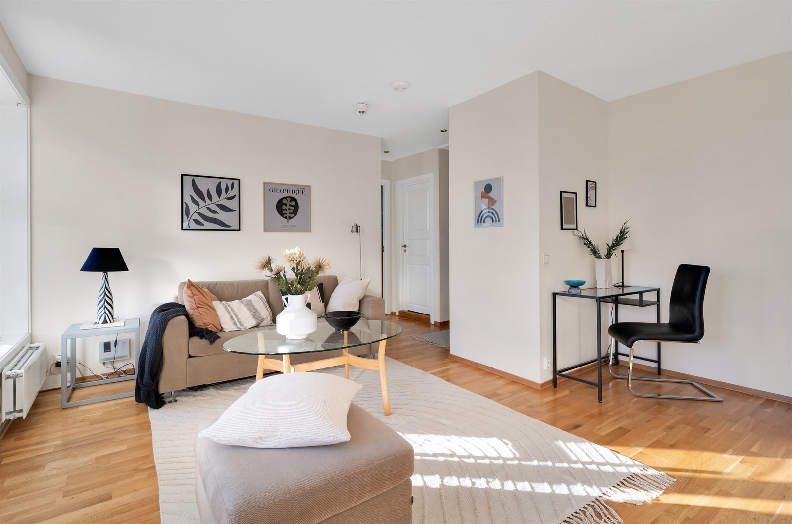 Her er det fin plass til sofagruppe med tilhørende bord, tv-seksjon og spisebord. God plass til hjemmekontor om ønskelig. Galleribilde