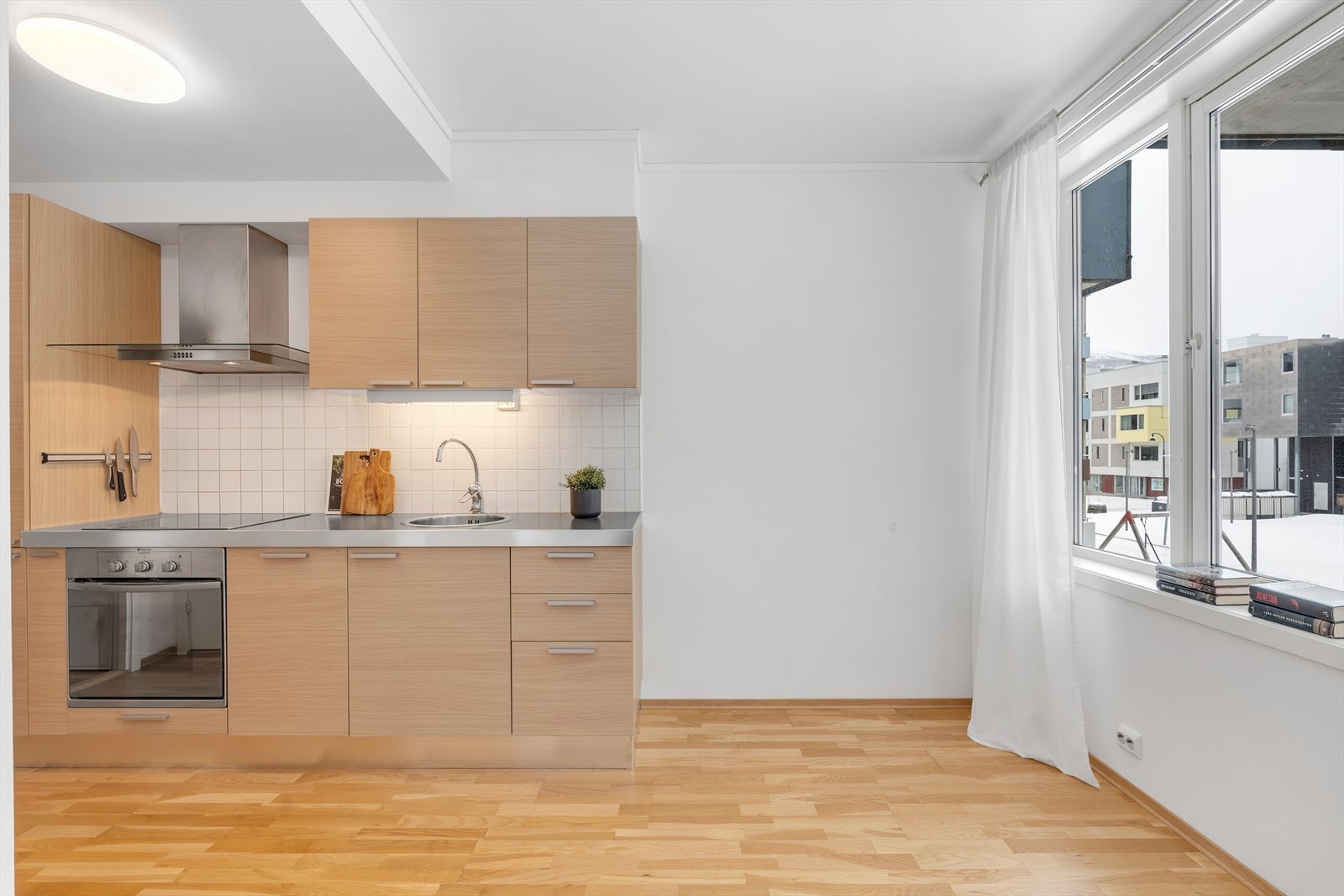 Stue med store vindusflater gir rikelig med naturlig lys inn i boligen. Galleribilde