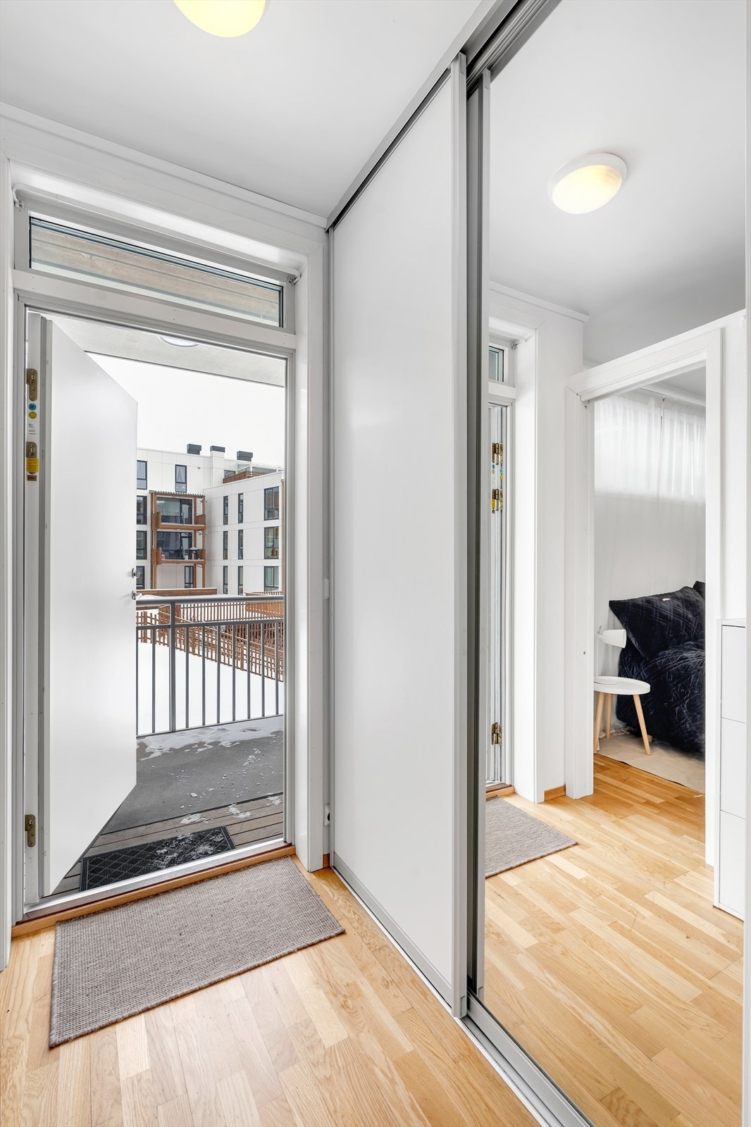 Velkommen inn. Hyggelig entré med skyvedørsgarderobe. Galleribilde