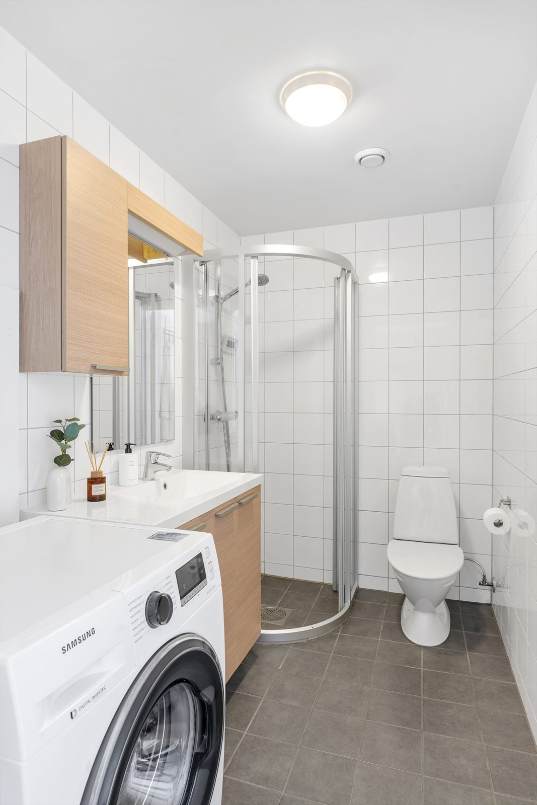 Komplett flislagt bad med gulvvarme. Galleribilde