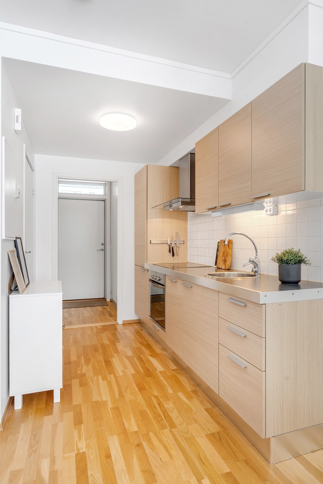 Moderne kjøkken mer rikelig skap -og benkeplass. Galleribilde