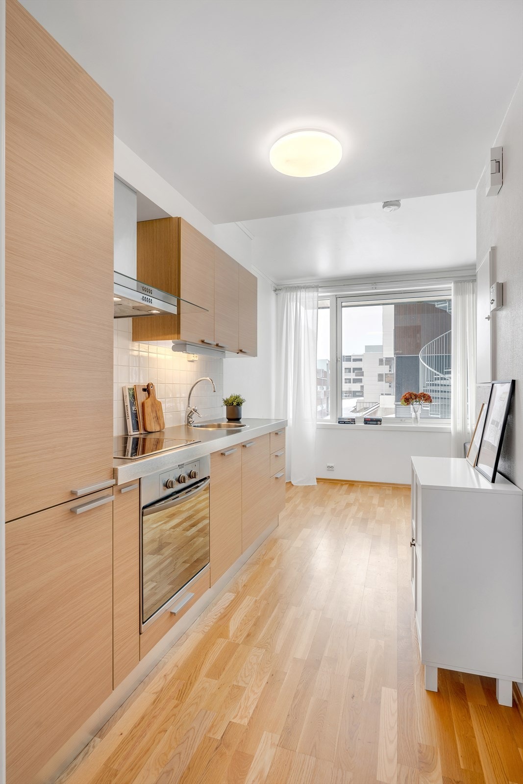 Kjøkken med integrerte hvitevarer. Galleribilde