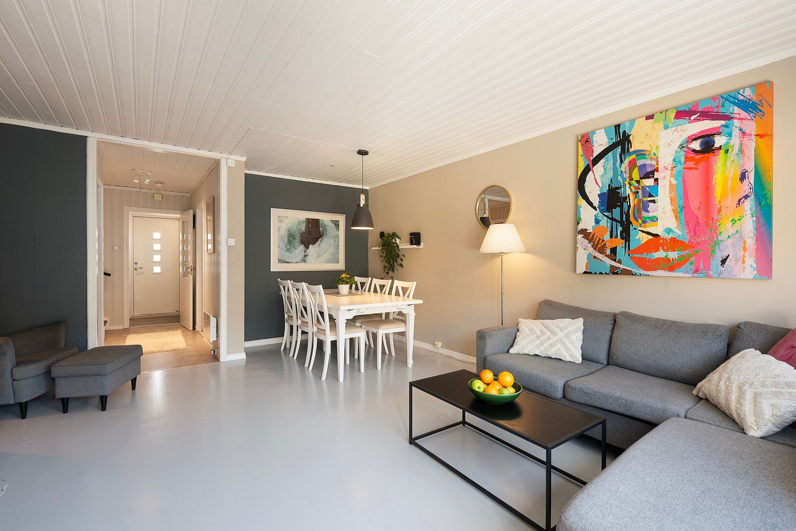 Stuen har flere soner til både spisestue og tv-stue Galleribilde