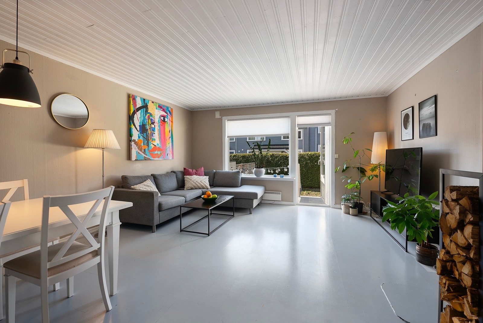 Utgang til en stor terrasse som vender mot sydvest, så her er det gode solforhold Galleribilde
