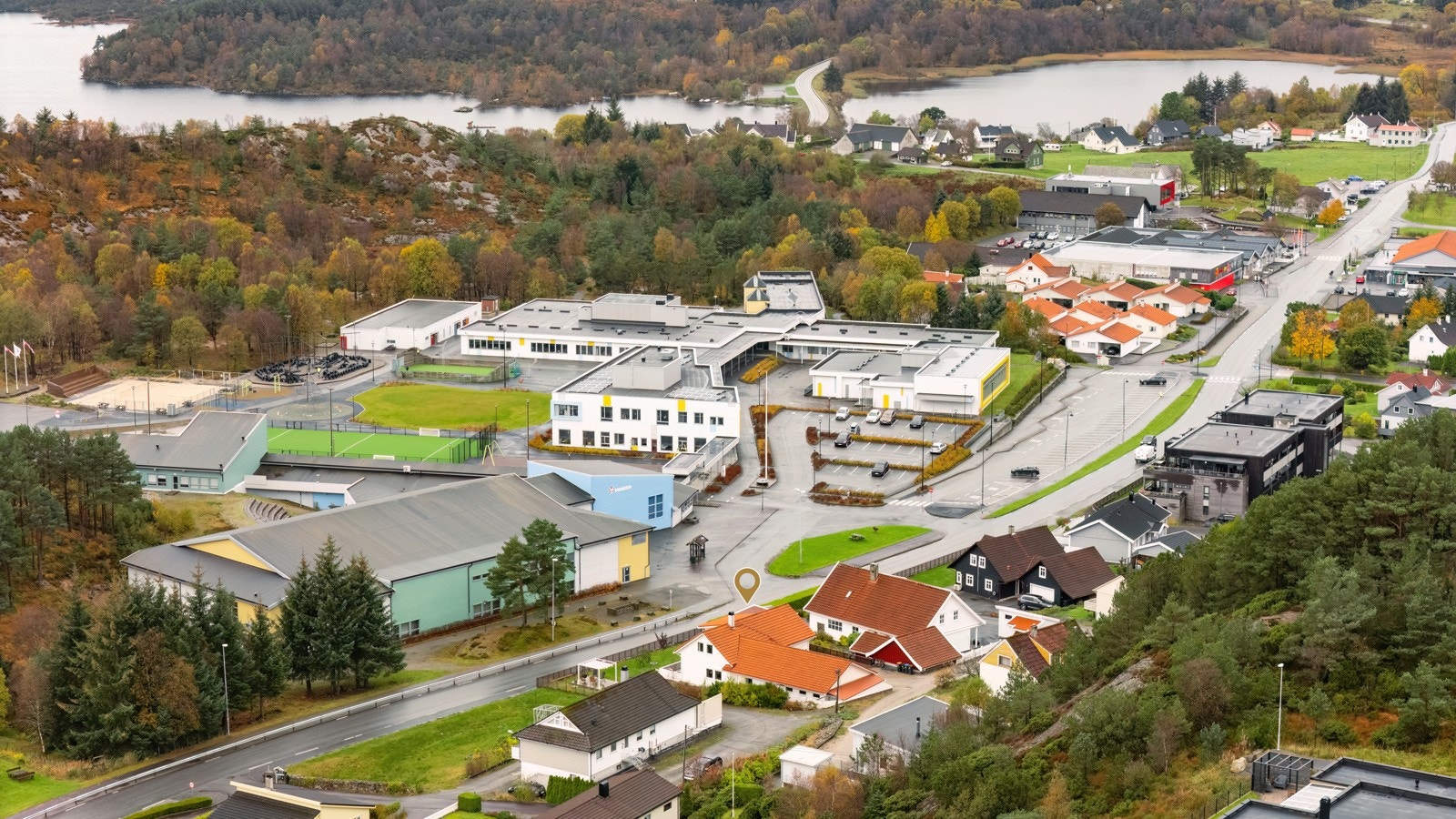 Lekeplass på skolen, fine turområder i nærmiljøet. Kort vei til butikker, skole og barnehager Galleribilde