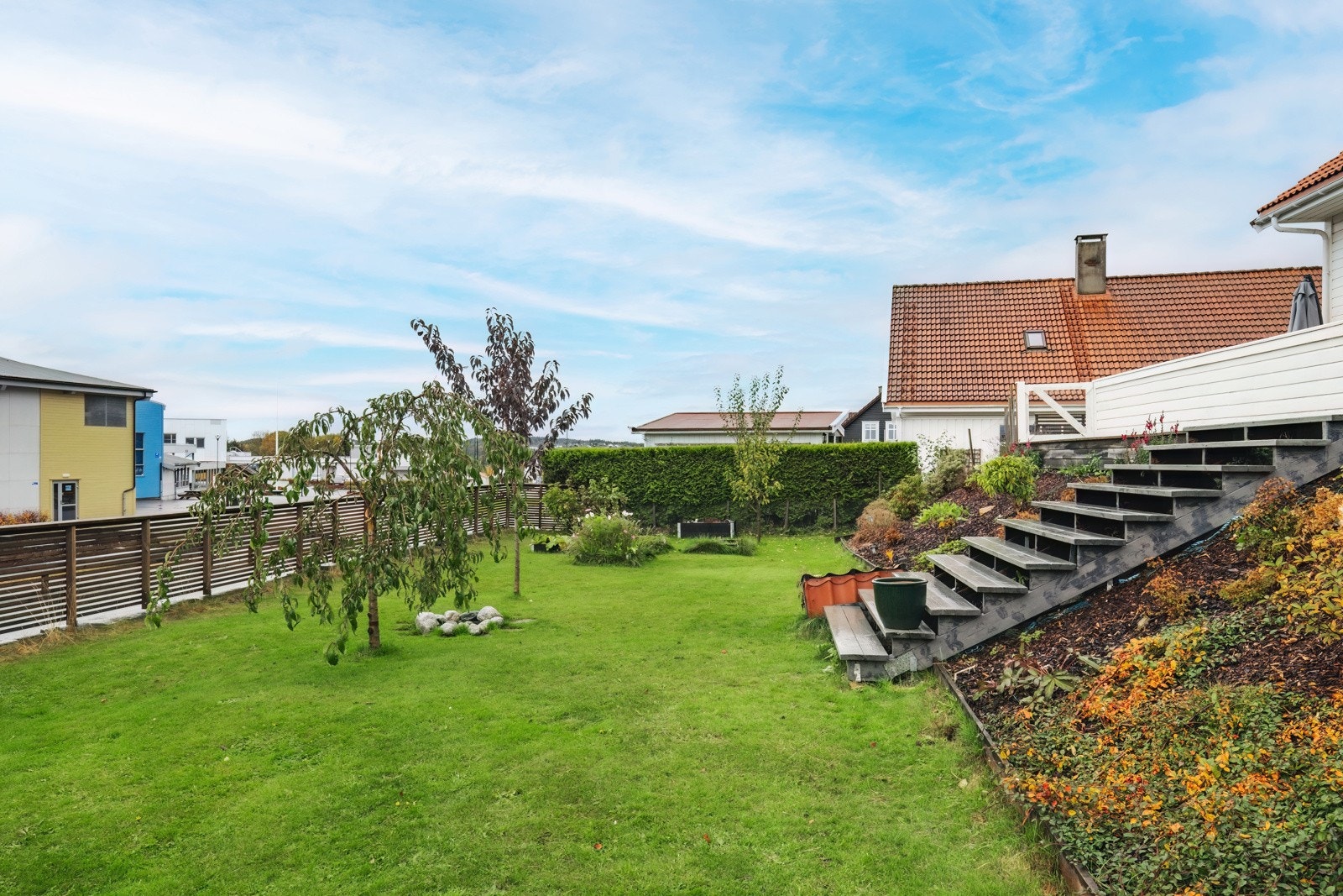 Her kan du spasere ned fra terrasse til hage Galleribilde