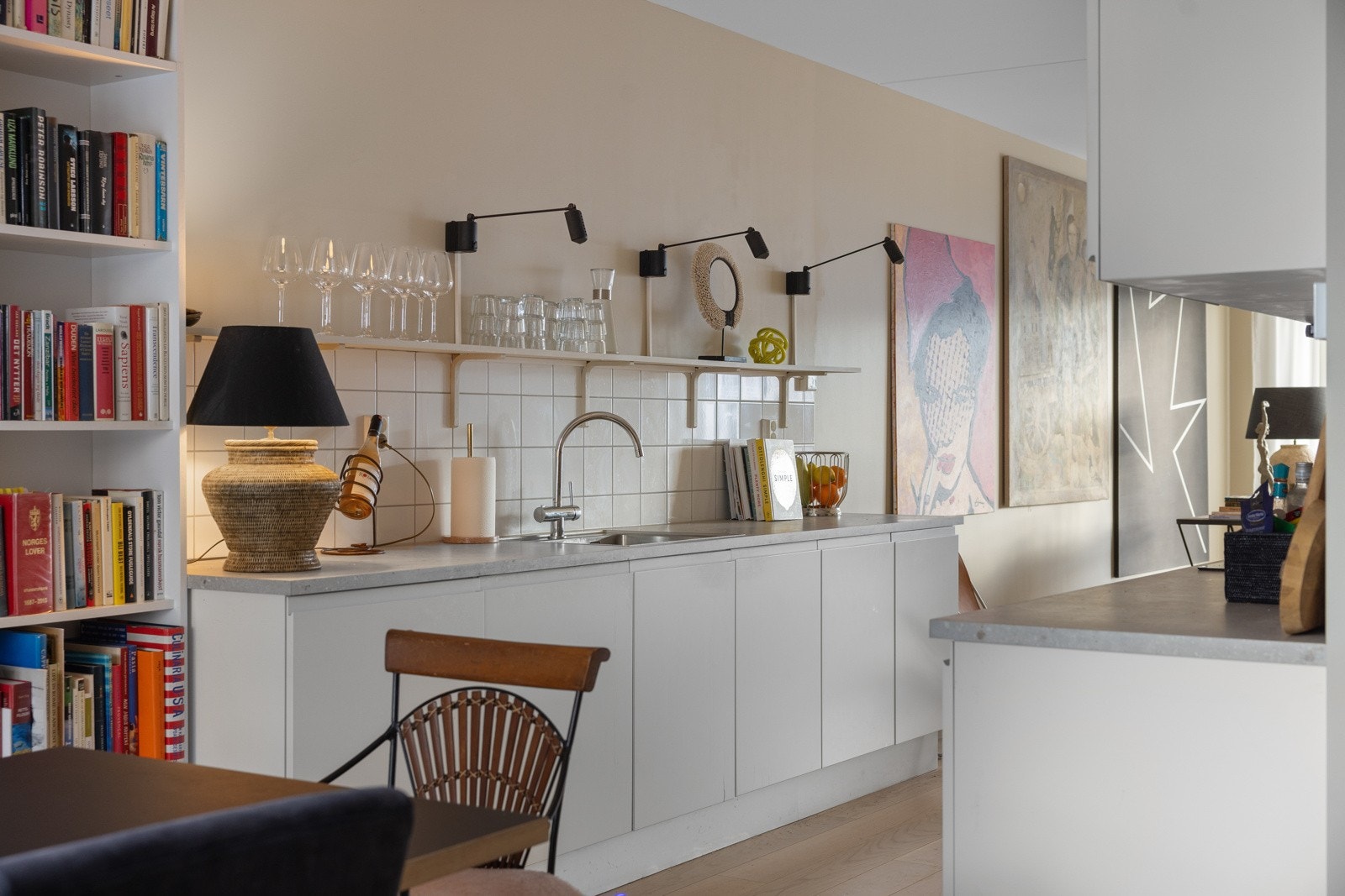 Leiligheten har en tidsriktig fargepalett og materialvalg som gir et flott inntrykk Galleribilde