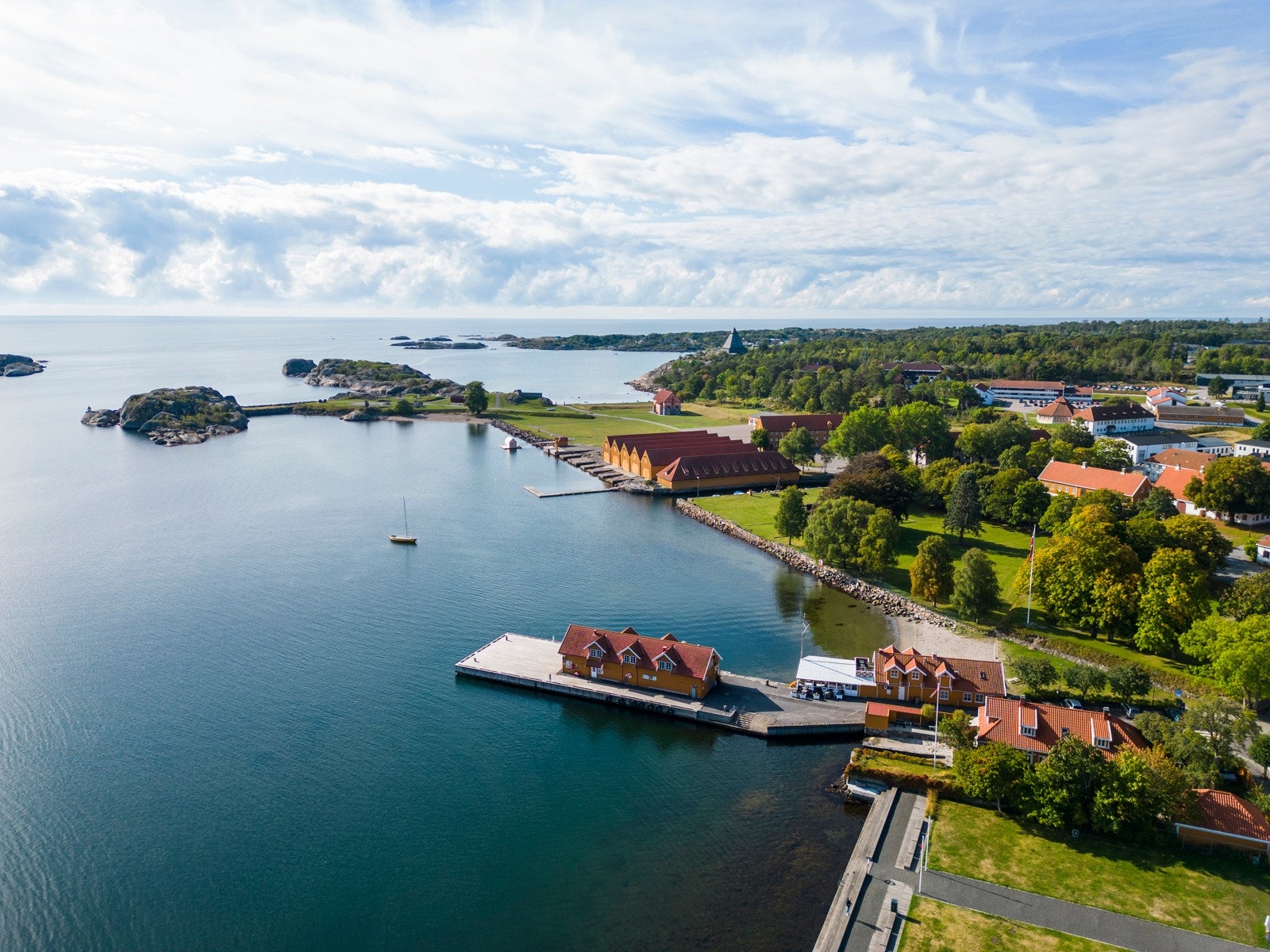 I nærheten ligger idylliske Stavern med kulturelle tilbud og mindre arrangementer som gjør Stavern til et attraktivt sted Galleribilde