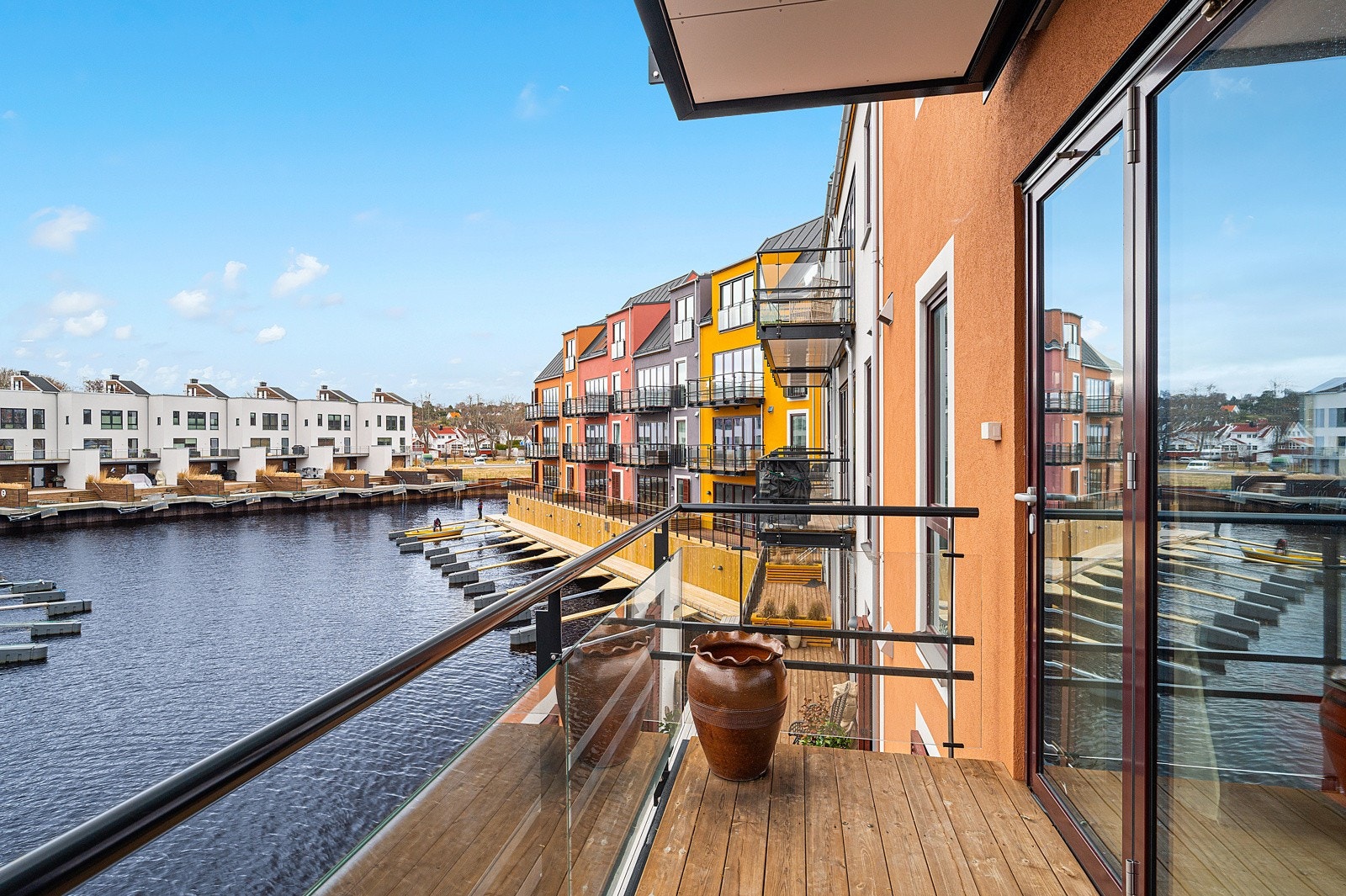 Agnes Brygge er et unikt prosjekt i vannkanten i Stavern med båthavn og sandstrand rett ved Galleribilde