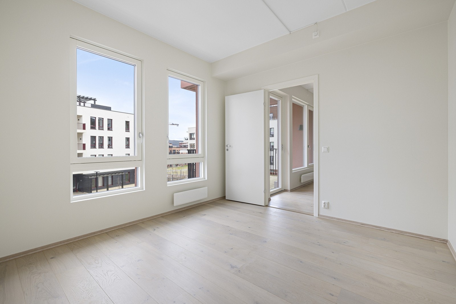 Leiligheten har et stort og lyst soverom med 1-stavs eikeparkett, mens veggflatene er malt i hvitt. Galleribilde