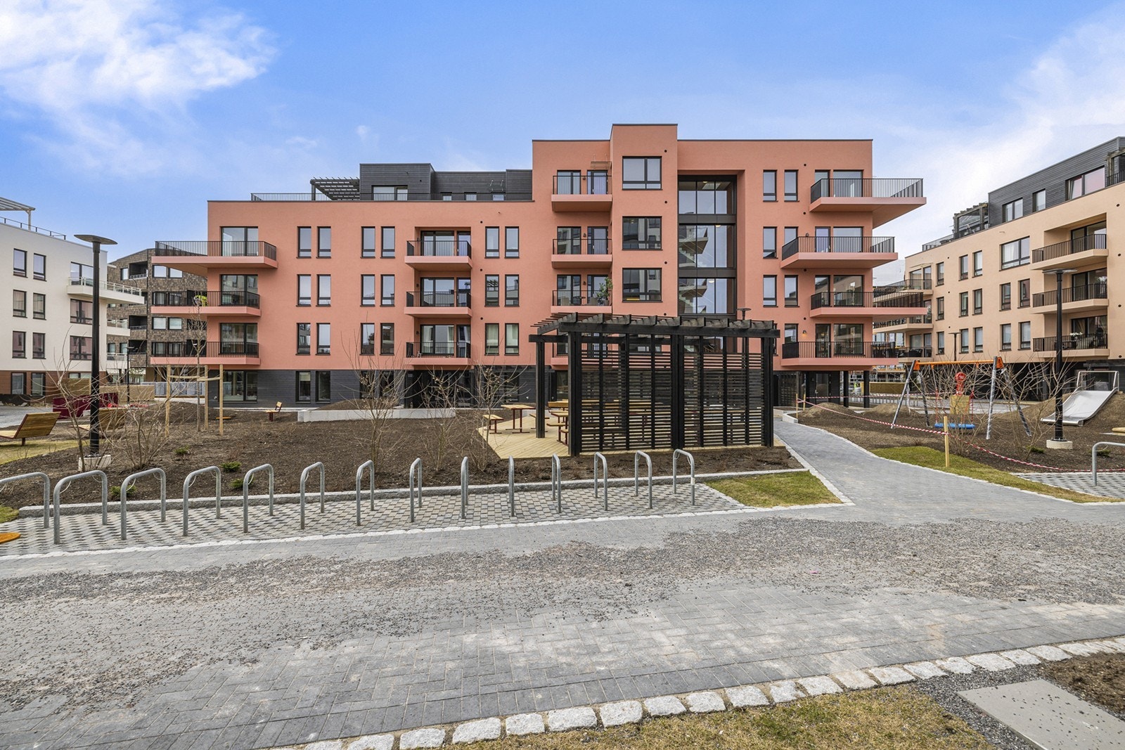 Tomten er opparbeidet med blant annet gressplen, beplantning, gangveier, lekeplass og utomhusarealer med utstyr iht. utomhusplanen. Galleribilde