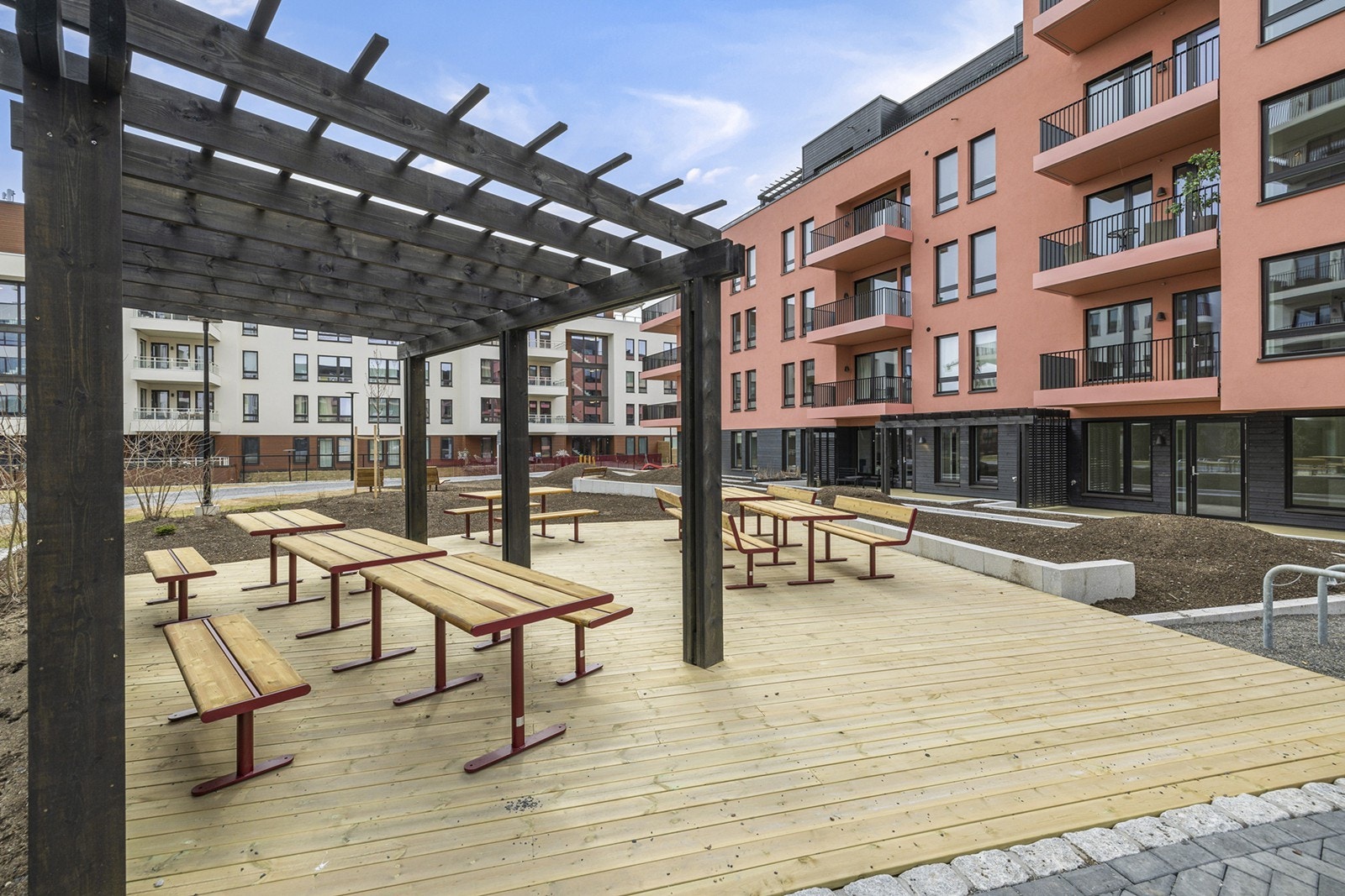 Flotte uteområder med sittegrupper, pergola og beplantning. Galleribilde