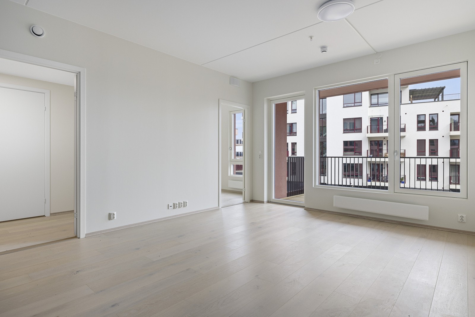 På gulvet er det flott 1-stavs eikeparkett med hvitpigmentert matt lakk, mens veggflatene er malt i hvitt. Galleribilde