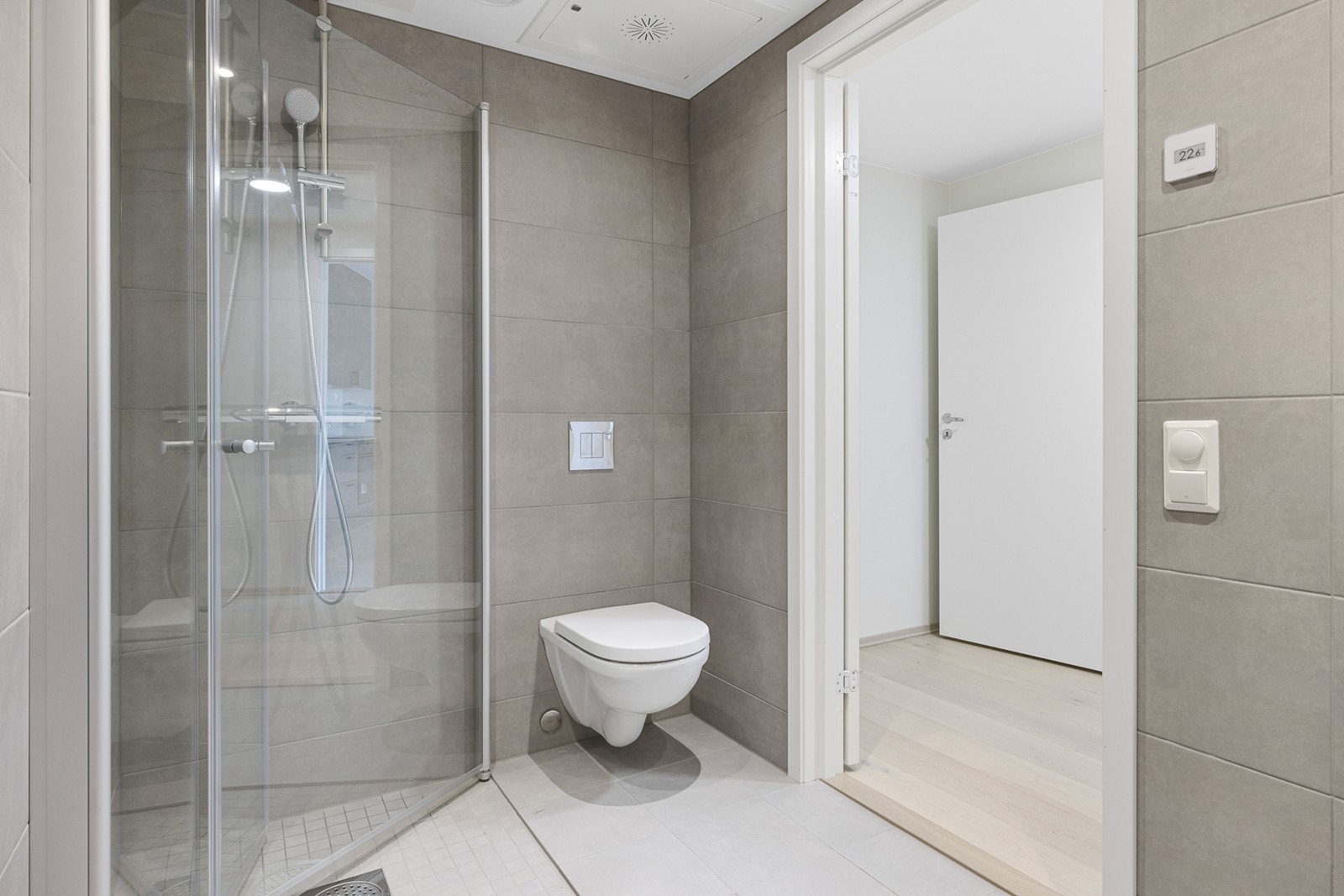 Et dusjhjørne er utstyrt med innfellbare glassvegger. Det er opplegg for vaskemaskin og tørketrommel. Galleribilde