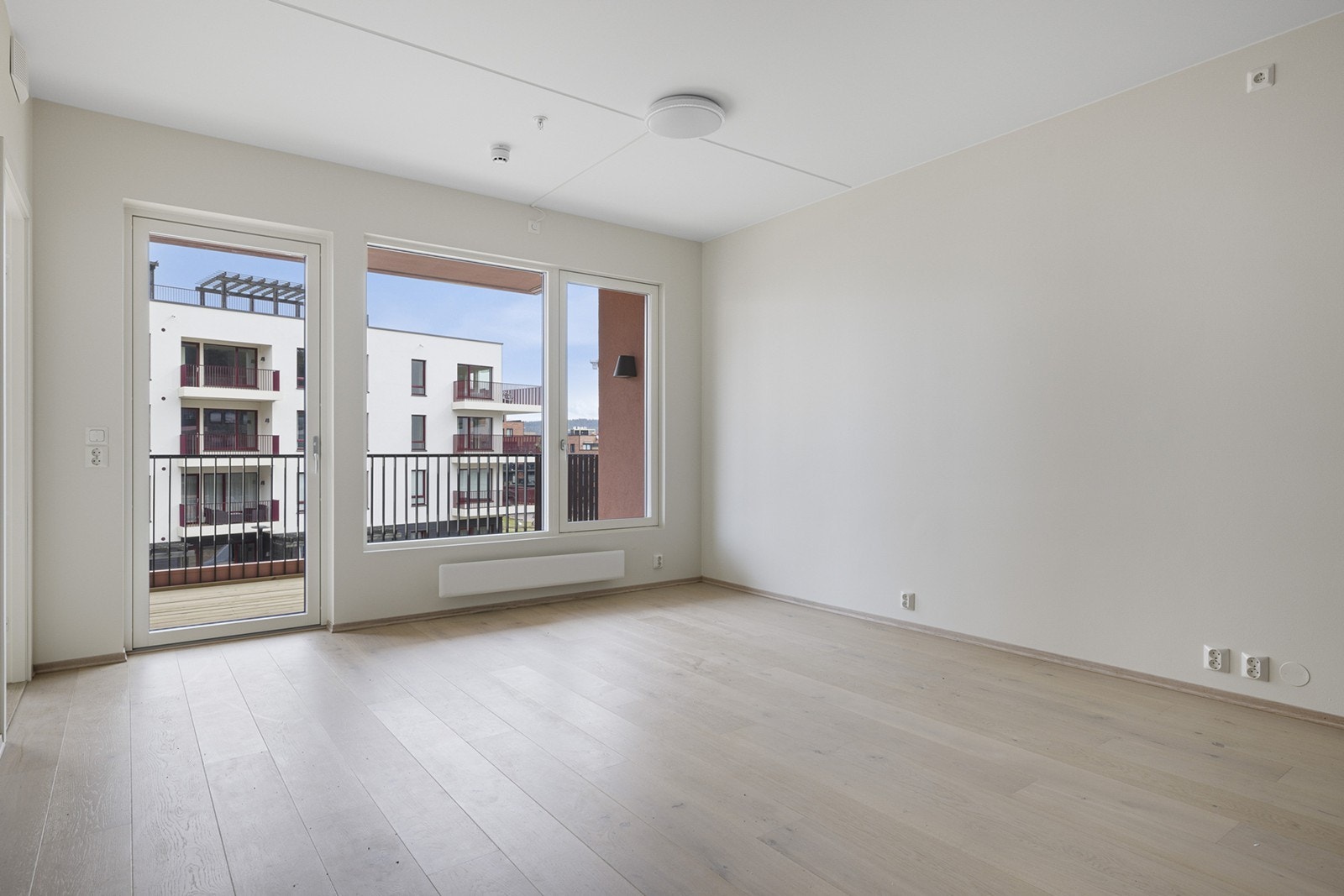 Stuen og kjøkkenet utgjør et åpent og meget pent allrom, med godt lysinnslipp via en stor vindusflate i front. Galleribilde