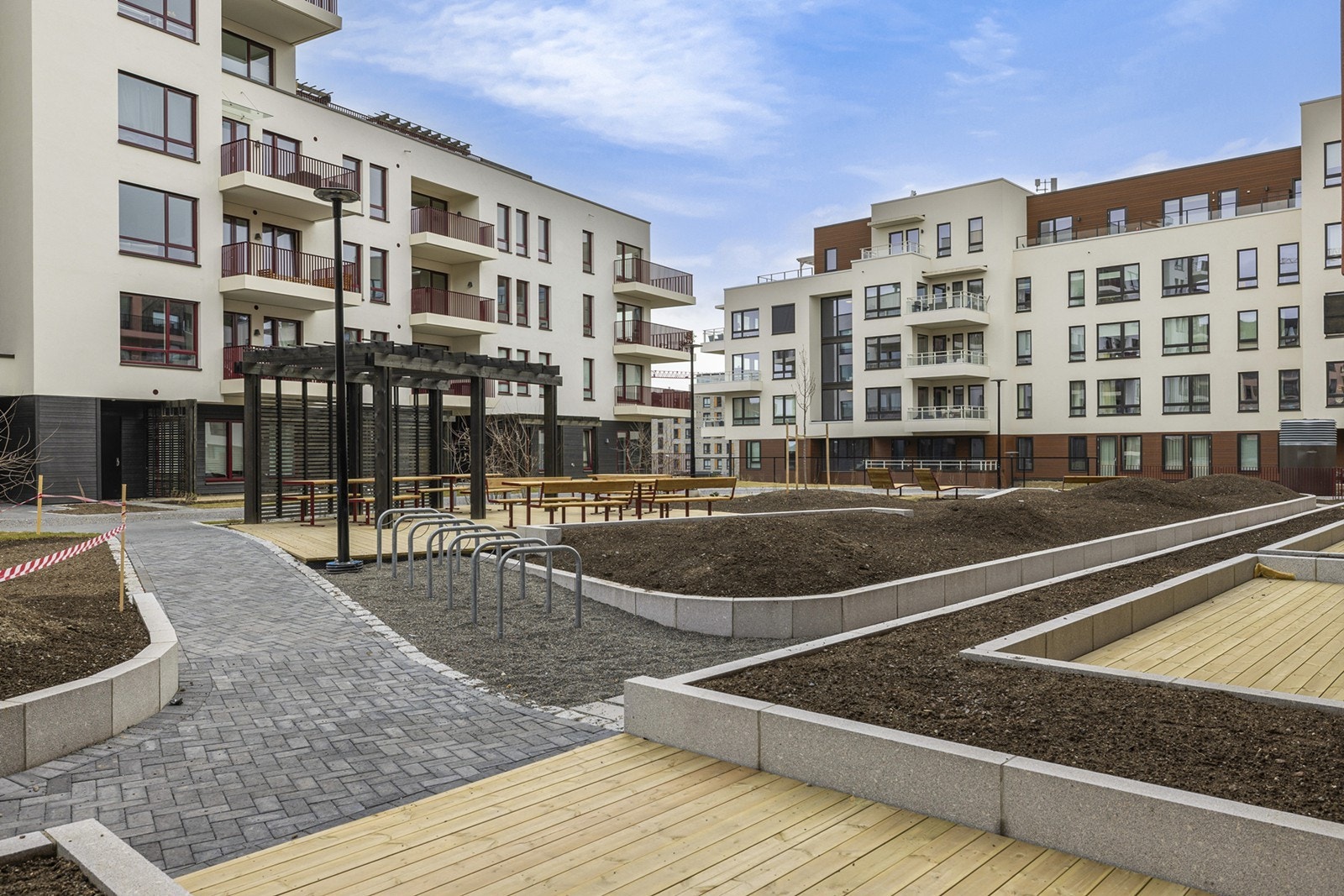 Boligen er tilknyttet "Selvaag Pluss"-konseptet. Selvaag Pluss gir eierne eksklusiv tilgang til et serviceområde med bla. kaffebar, trimrom, gjesterom, selskapslokaler mm. Galleribilde