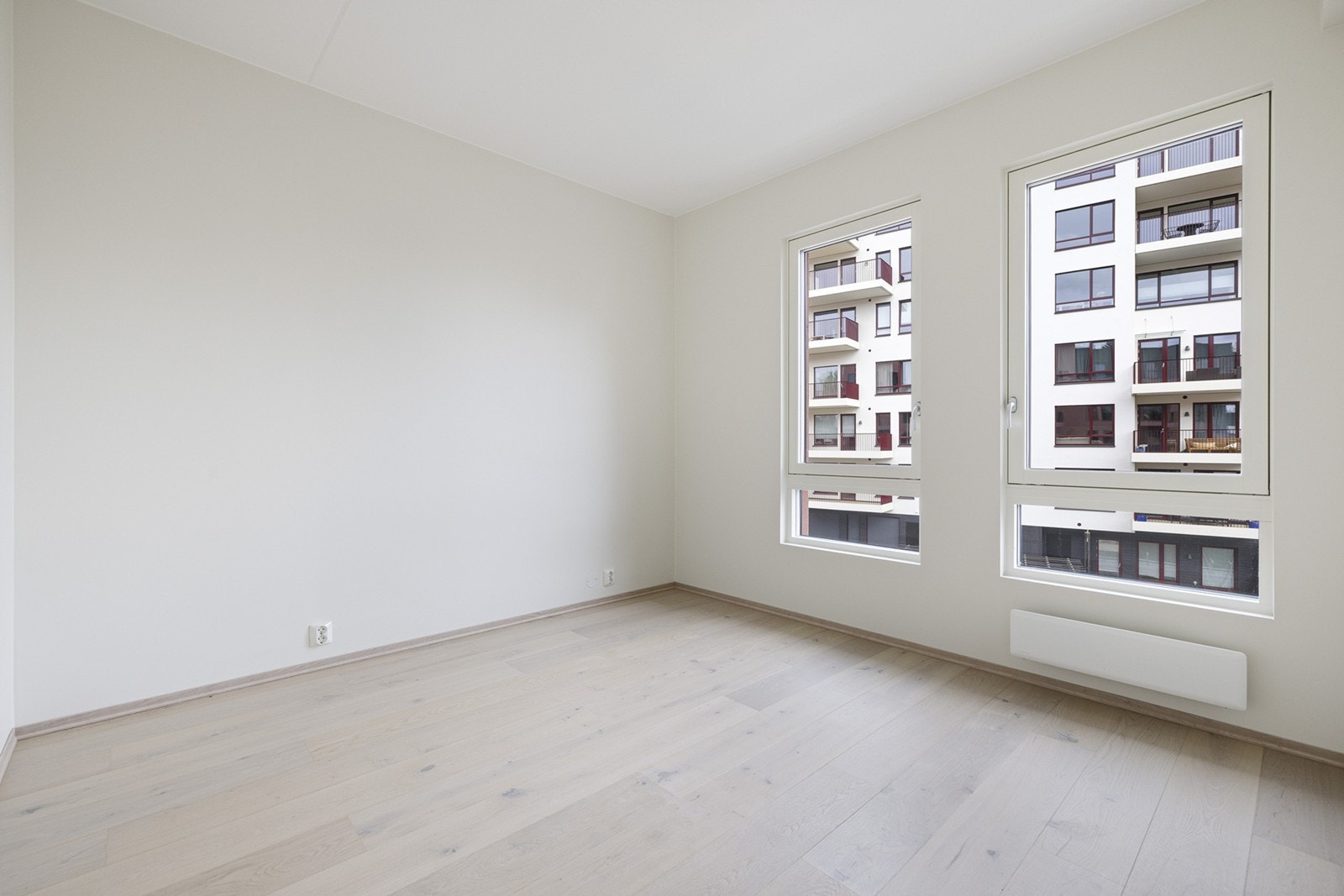 Her er det god plass til å innrede med dobbeltseng og annet soveromsmøblement. Rommet har gode vindusflater. Galleribilde