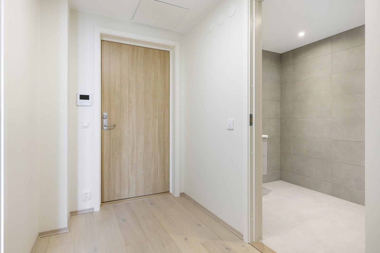 Vel innenfor døra ønskes man velkommen av en innbydende entré med 1-stavs eikeparkett med hvitpigmentert matt lakk. Galleribilde