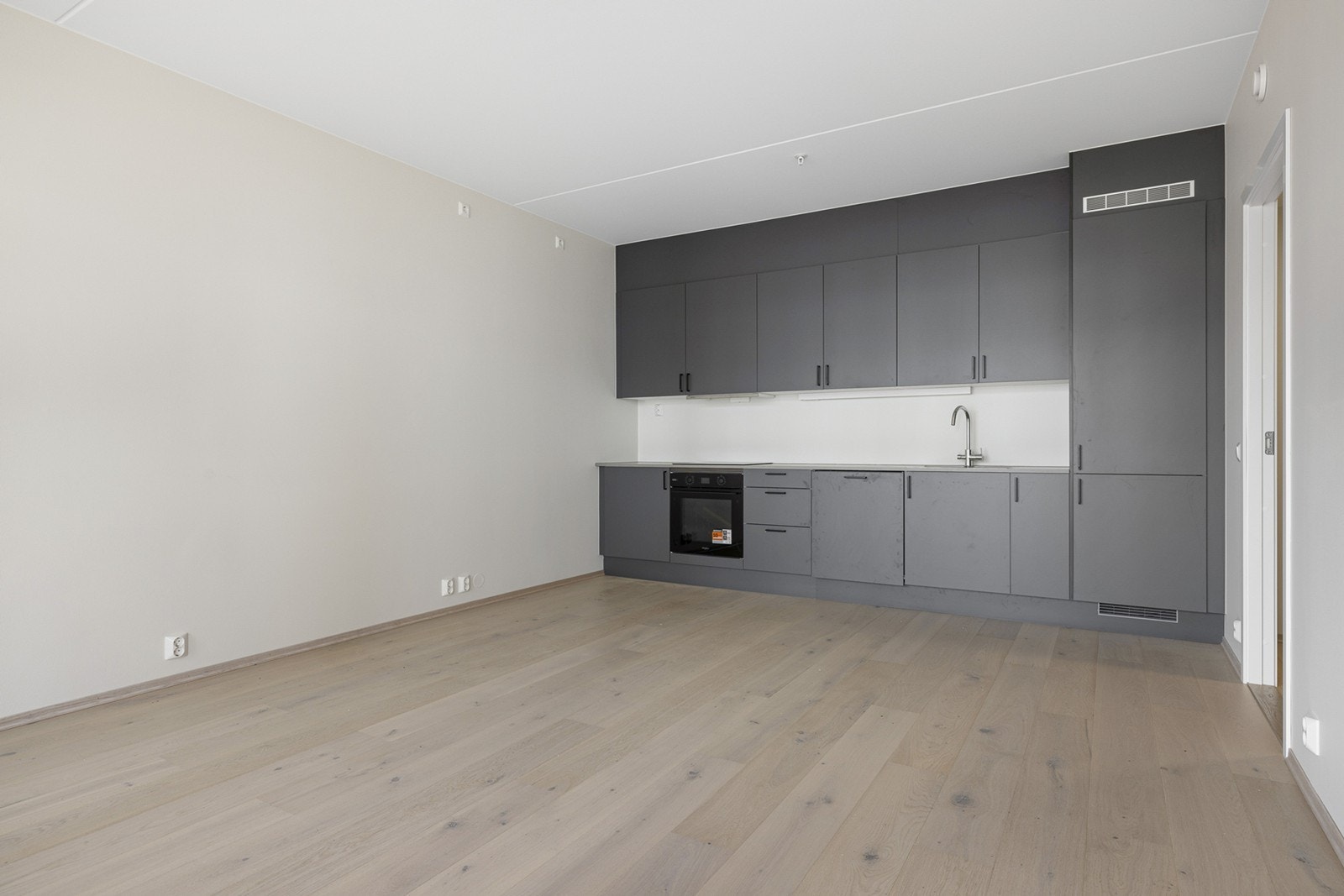 Kjøkkenet har laminert benkeplate og det er belysning mellom benk- og overskap. Det er installert komfyrvakt. Galleribilde