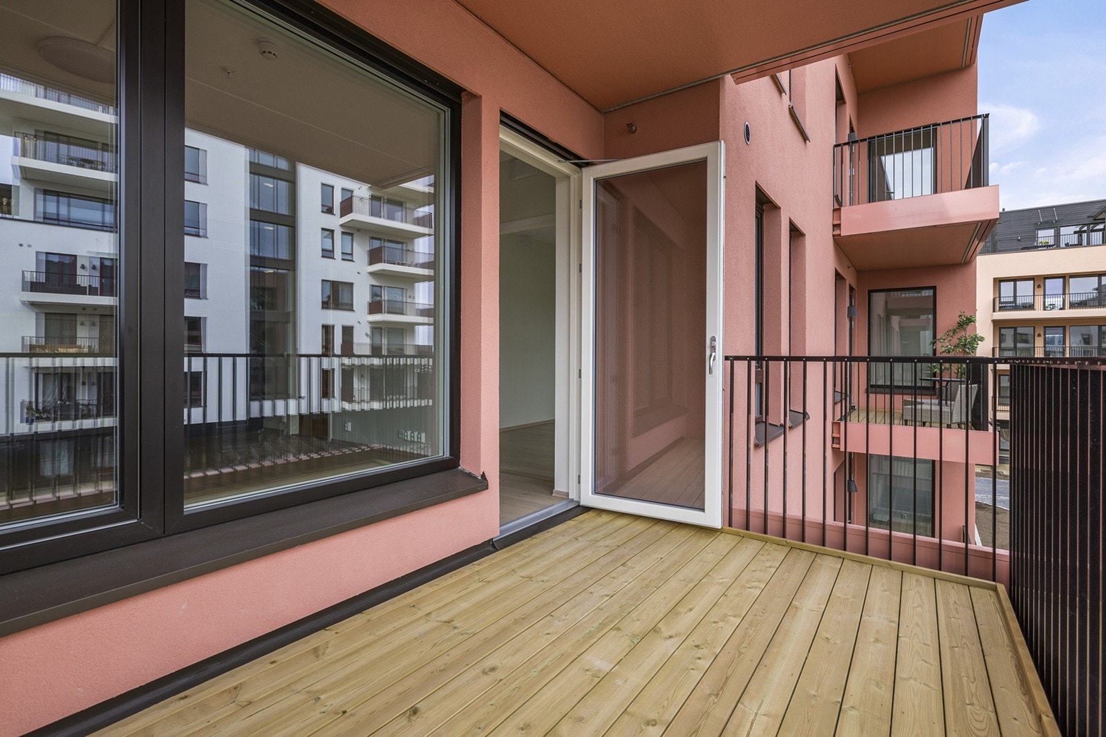 Leiligheten har en hyggelig, overbygd balkong på ca. 7 kvm med utsikt over fellesområdene. Galleribilde