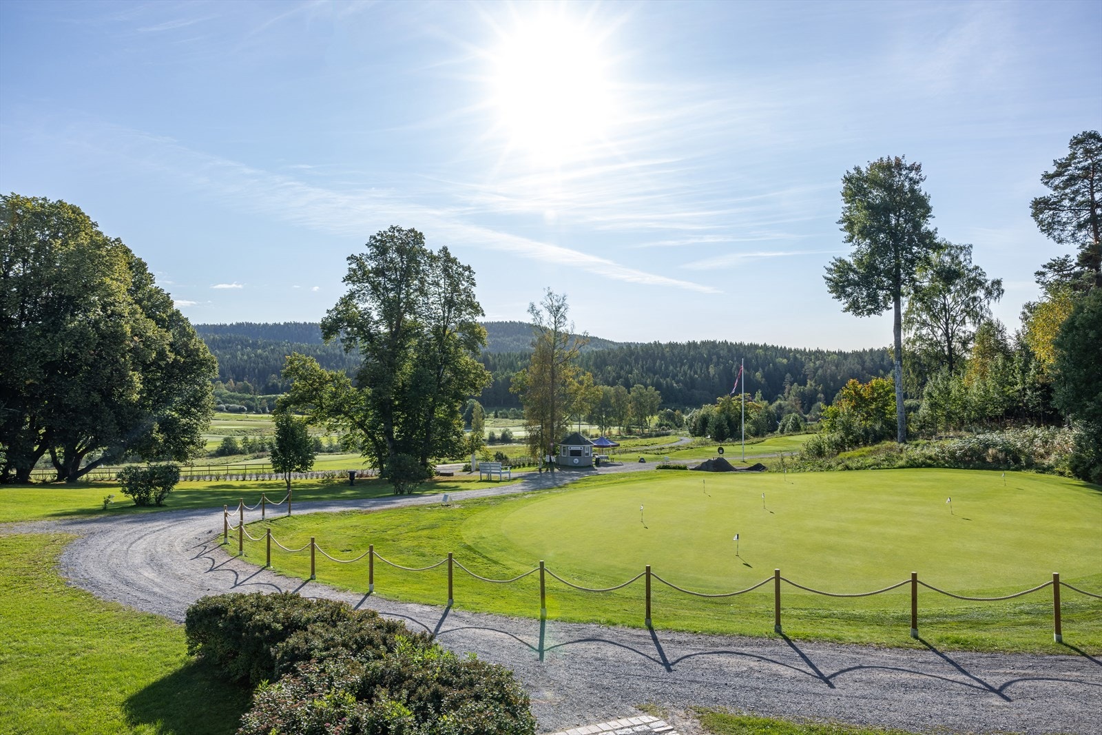 Losby CC er en av Norges beste golfanlegg, med både 9- og 18-hulls golfbaner, driving range, putting green og golfsimulator. Galleribilde