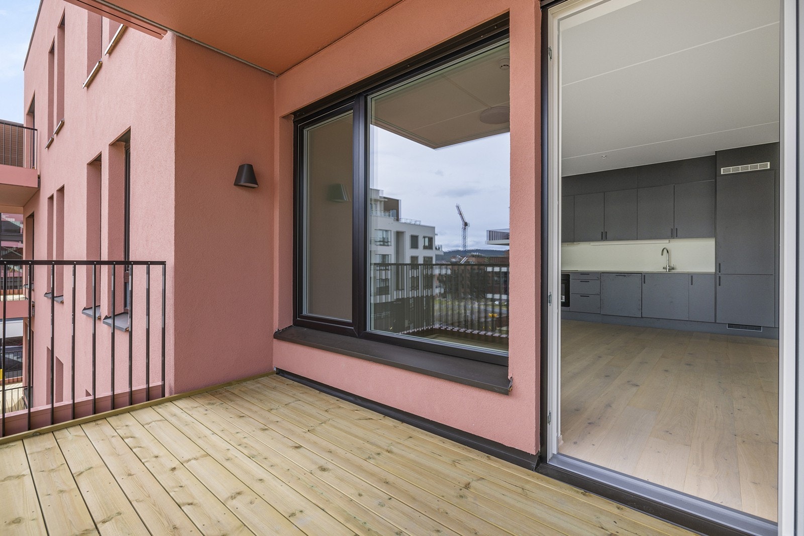 Her kan du enkelt skape en hyggelig uteplass med sofagruppe. Det er belysning på balkongen. Galleribilde