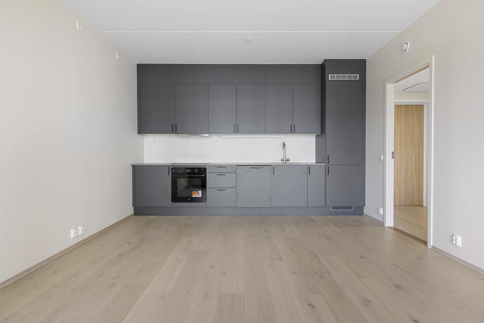 Et stilfullt og funksjonelt kjøkken fra Sigdal er oppført langs den ene stueveggen, med god skap- og skuffeplass. Galleribilde