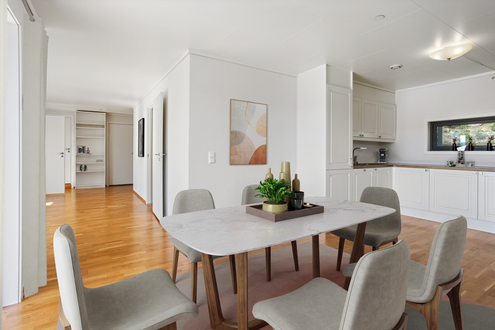 Stor og luftig leilighet med god plass til spisestue og sofagruppe. Galleribilde