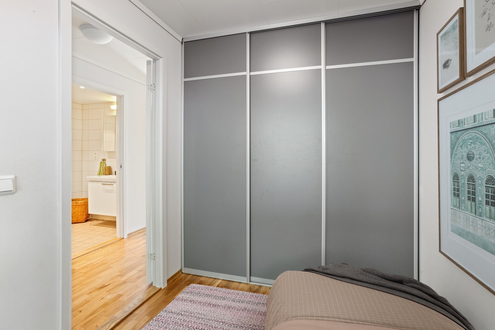 Soverom II har integrert skyvedørsgarderobe. Galleribilde