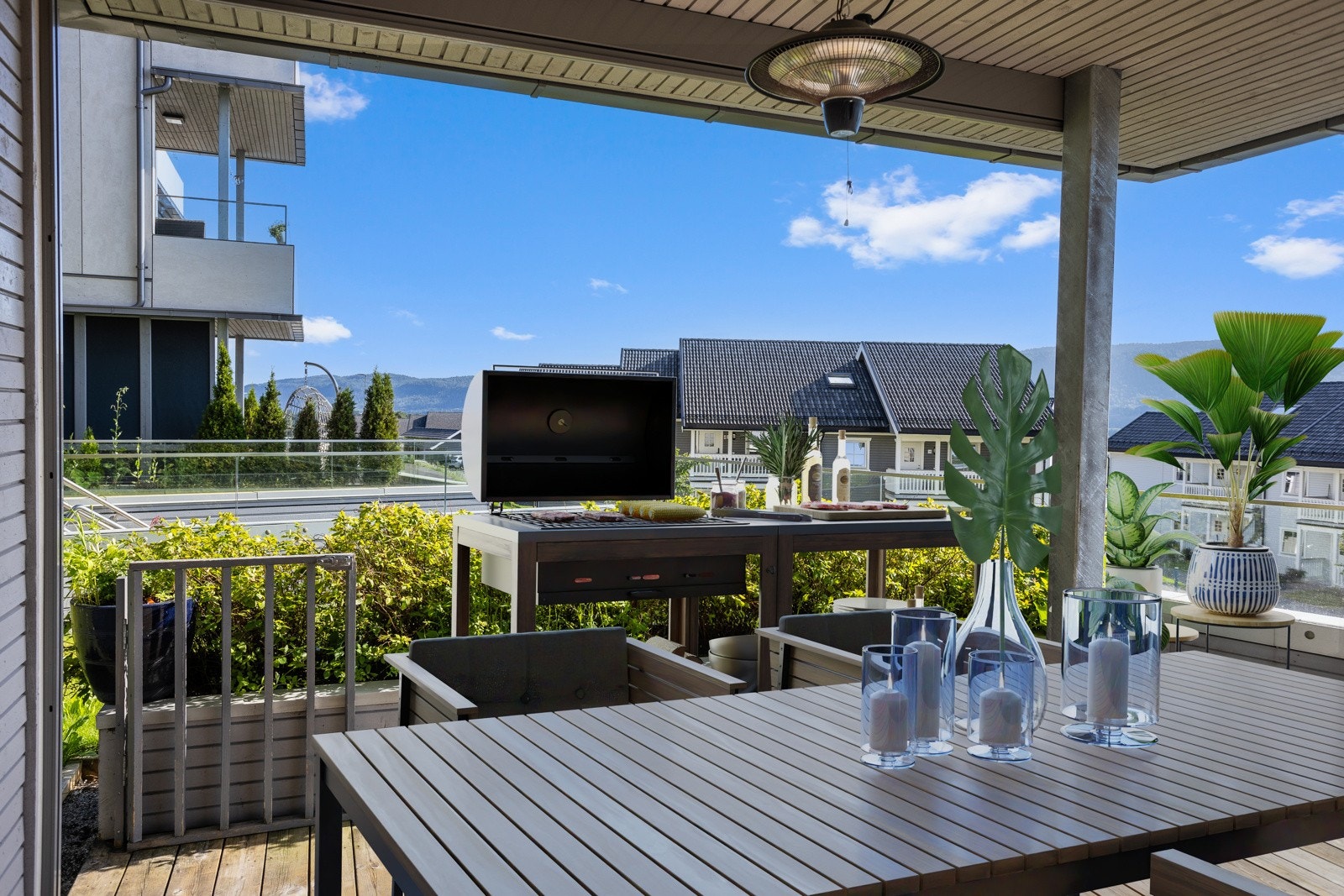 Velkommen ut til terrassen og boligens egen utestue som måler hele 55 kvm. Galleribilde