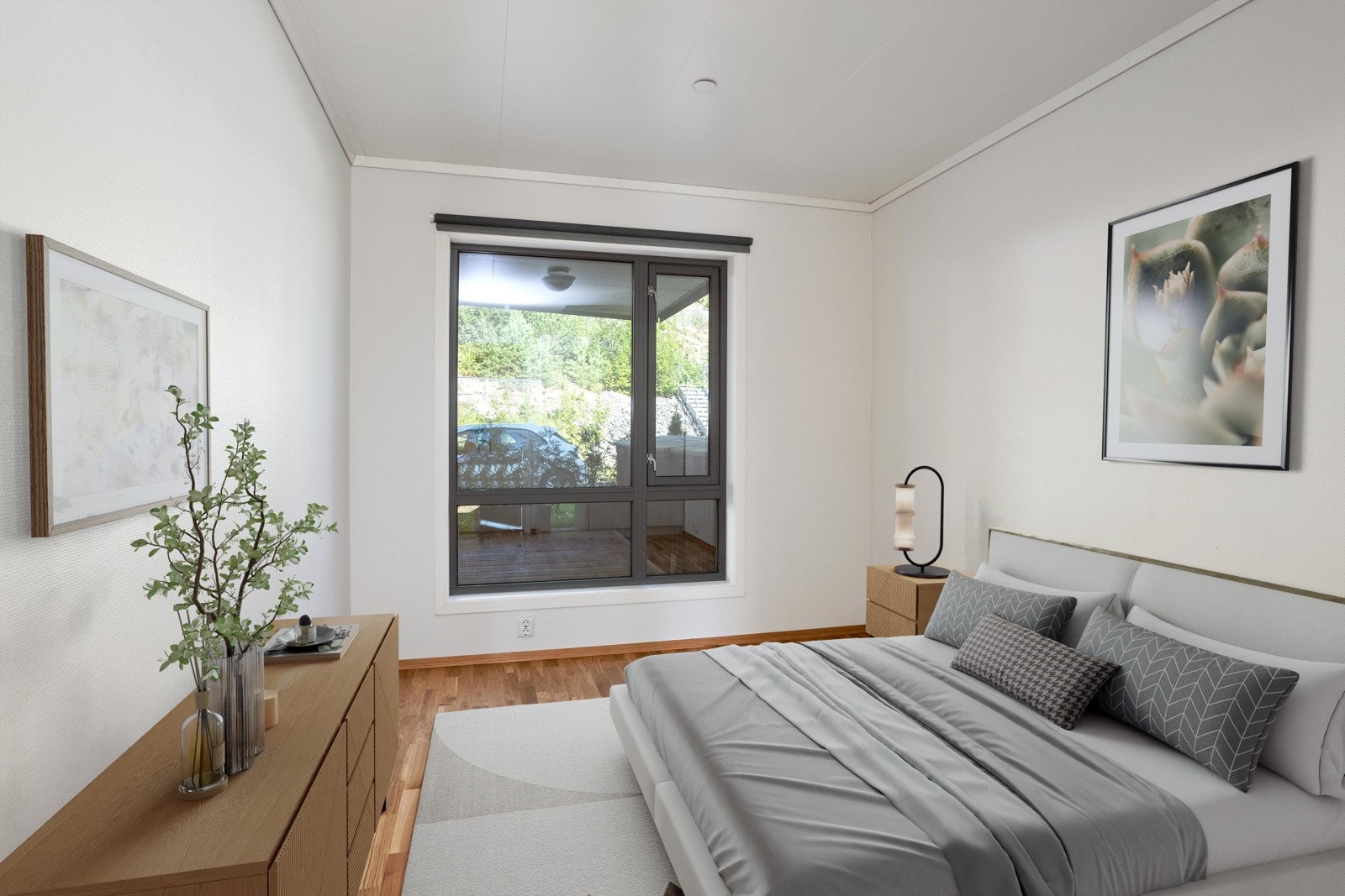 Lyst og innbydende hovedsoverom på hele 11 kvm, med 3-stavs eikeparkett, malt gips på vegg og takess i tak. Galleribilde