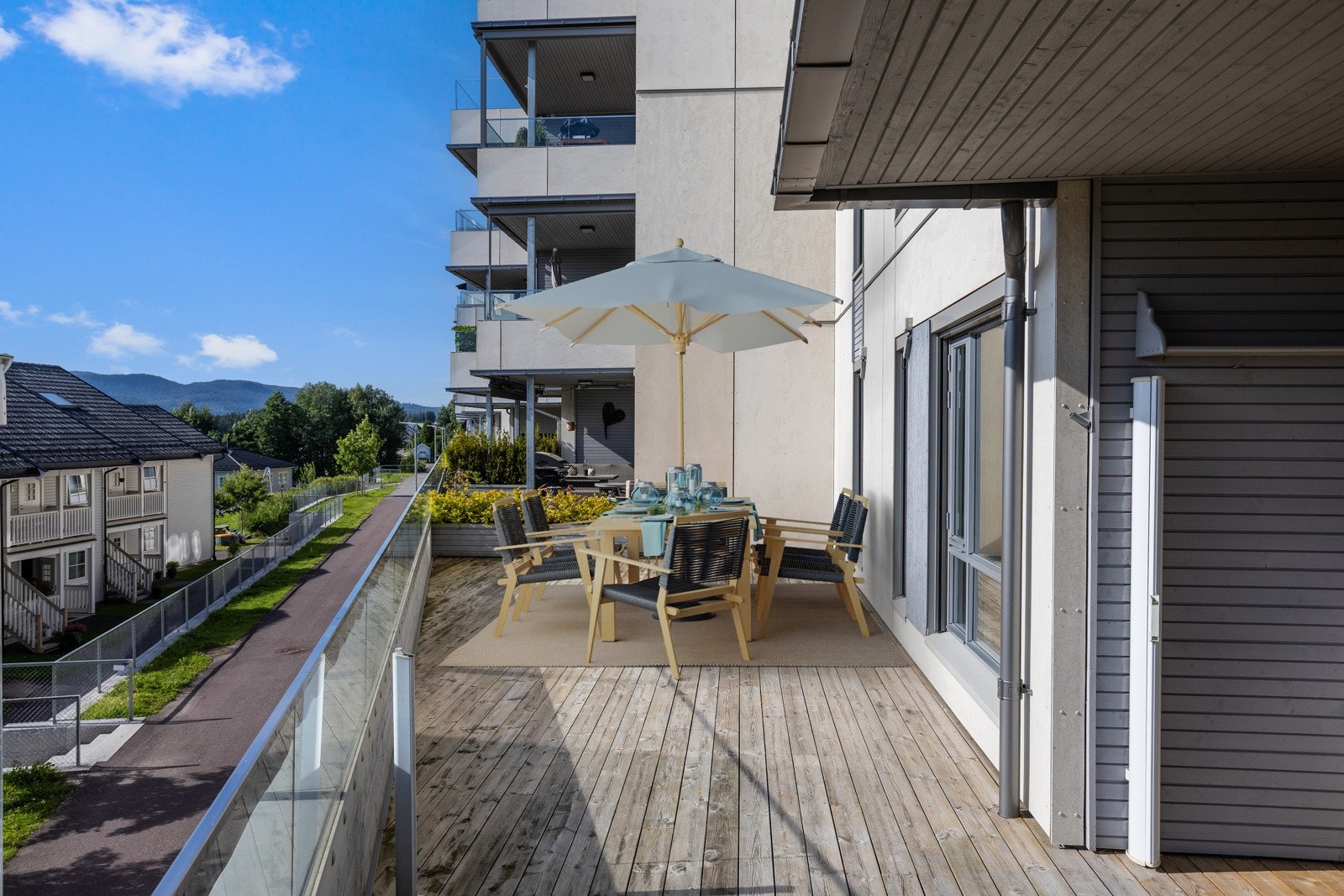 Velkommen ut til terrassen og boligens egen utestue som måler hele 55 kvm. Galleribilde