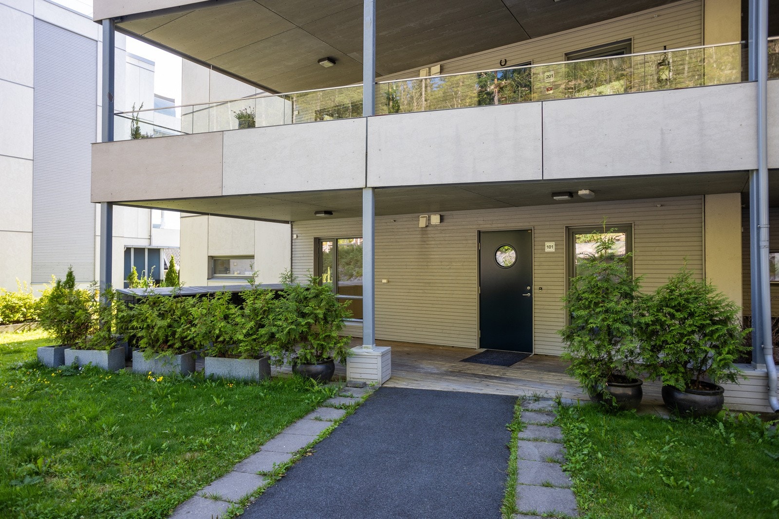 Eget inngangsparti, opparbeidet med asfalt og kantstein. Galleribilde