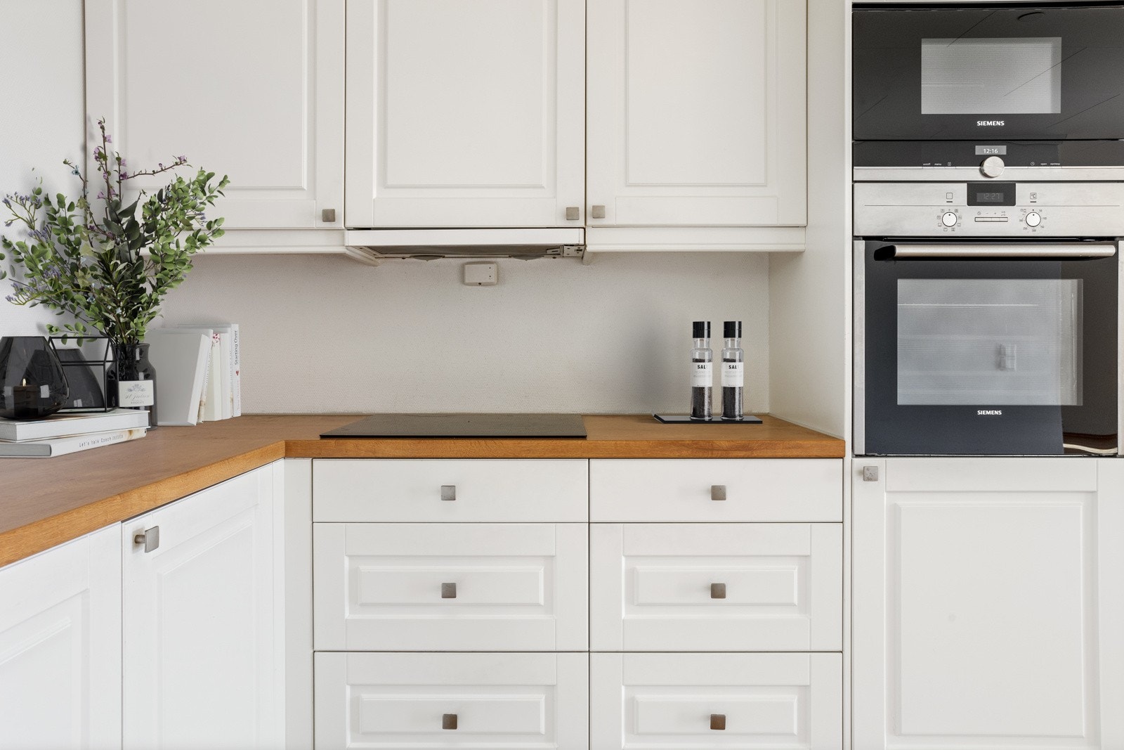 Kjøkken med integrerte hvitevarer fra Simens. Galleribilde