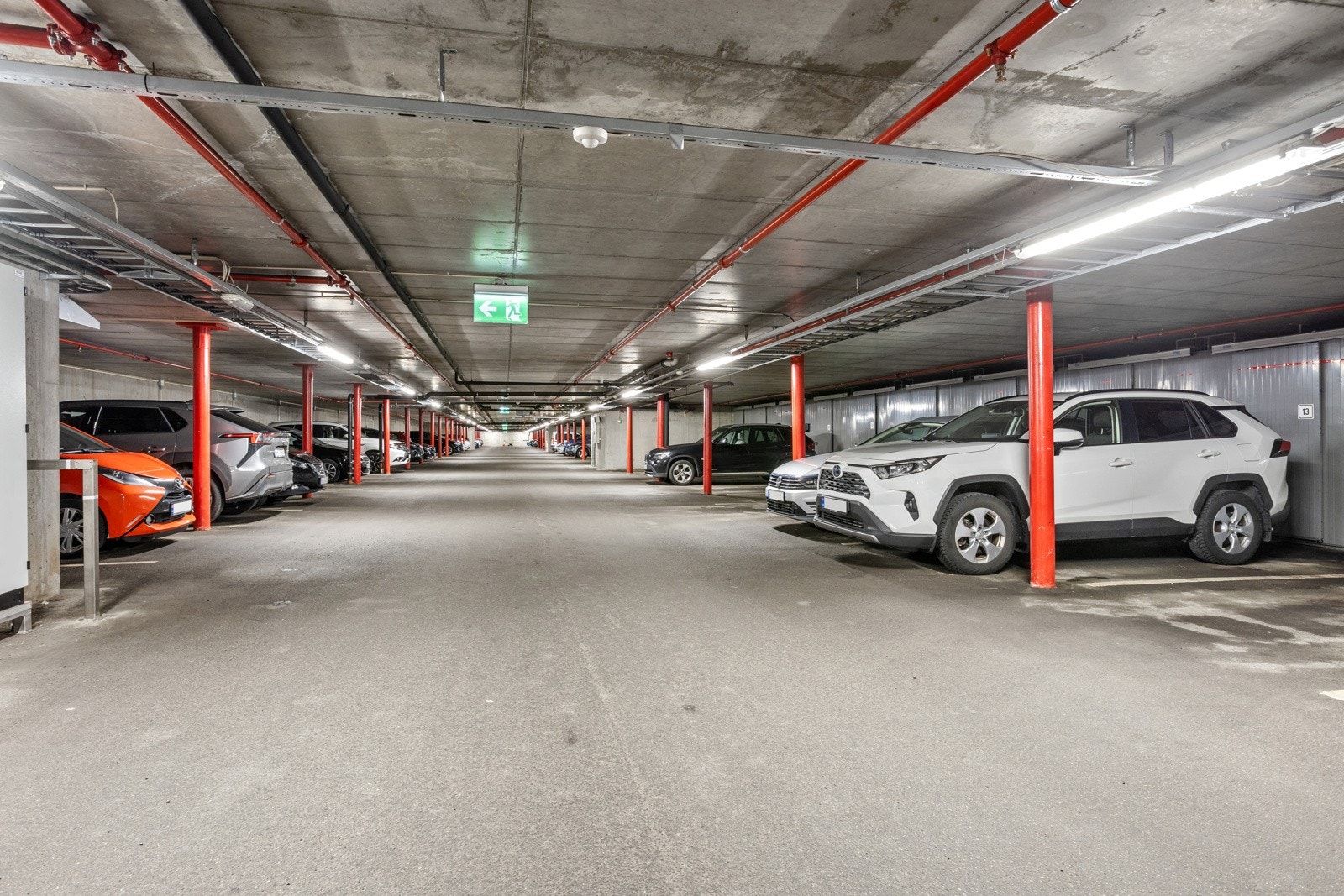 Med leiligheten så følger det 2 p-plasser i felles garasjenalegg, samt en bod. Galleribilde