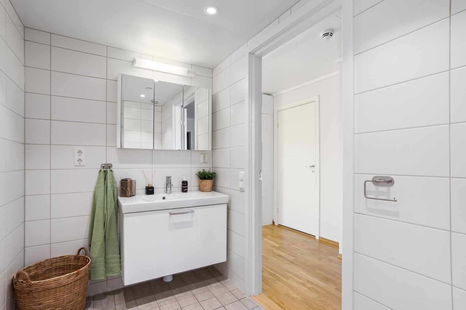 Hovedbad med varme i gulv, klosett og dusjnisje. Galleribilde