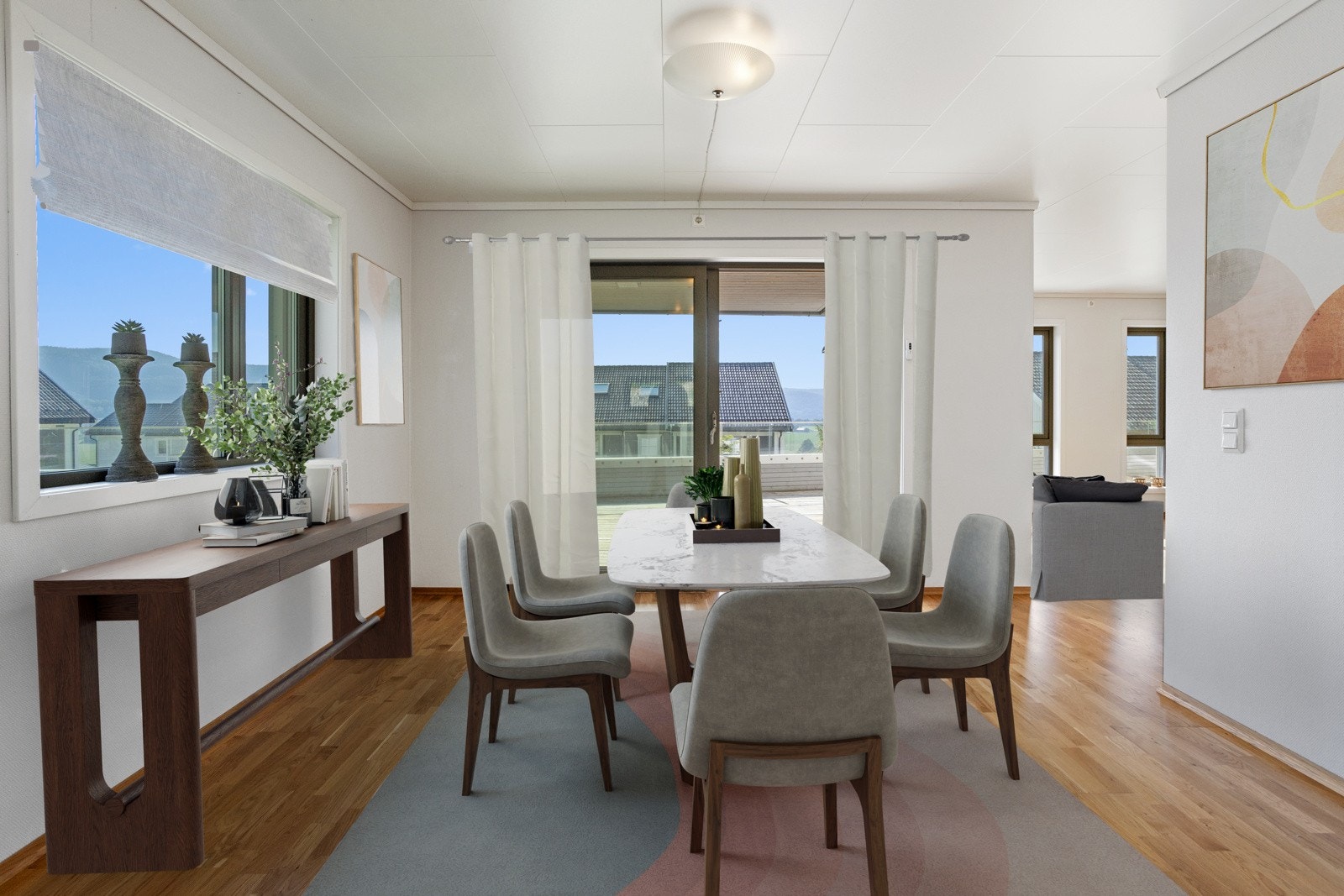 Fra kjøkkenet og spisestuen er det utgang til stor og solrik terrasse på hele 55 kvm. Galleribilde