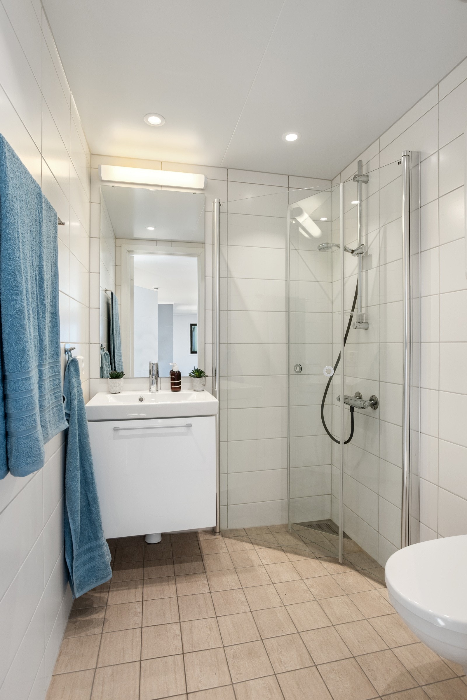 Bad nr.2 med varme i gulv, klosett og dusjhjørne. Galleribilde